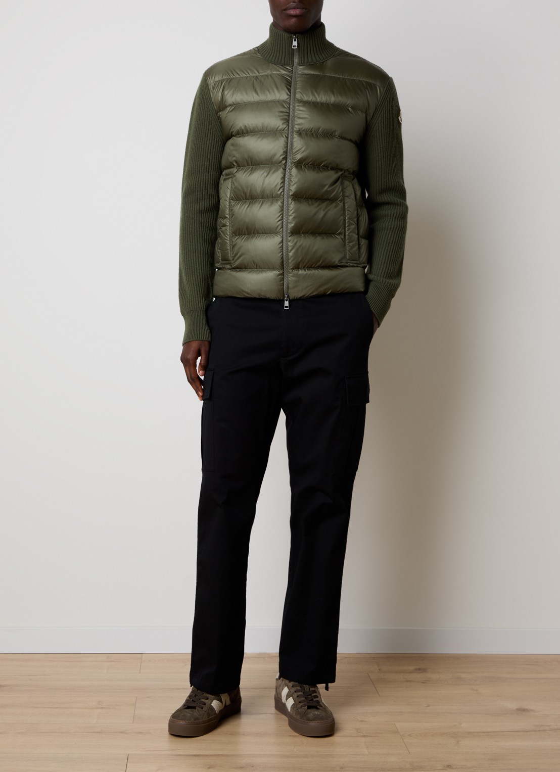 Moncler Ribgebreid vest in kasjmierblend met gewatteerd voorpand - voorkant 6 legergroen