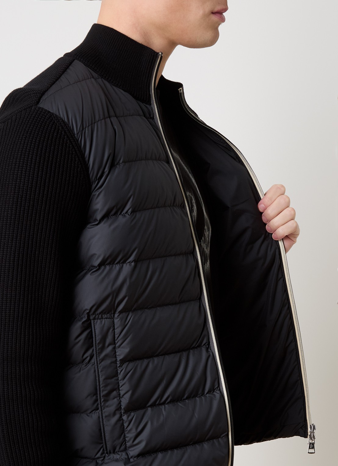 Moncler Ribgebreid vest met gewatteerd voorpand en donsvulling - detail 5 zwart