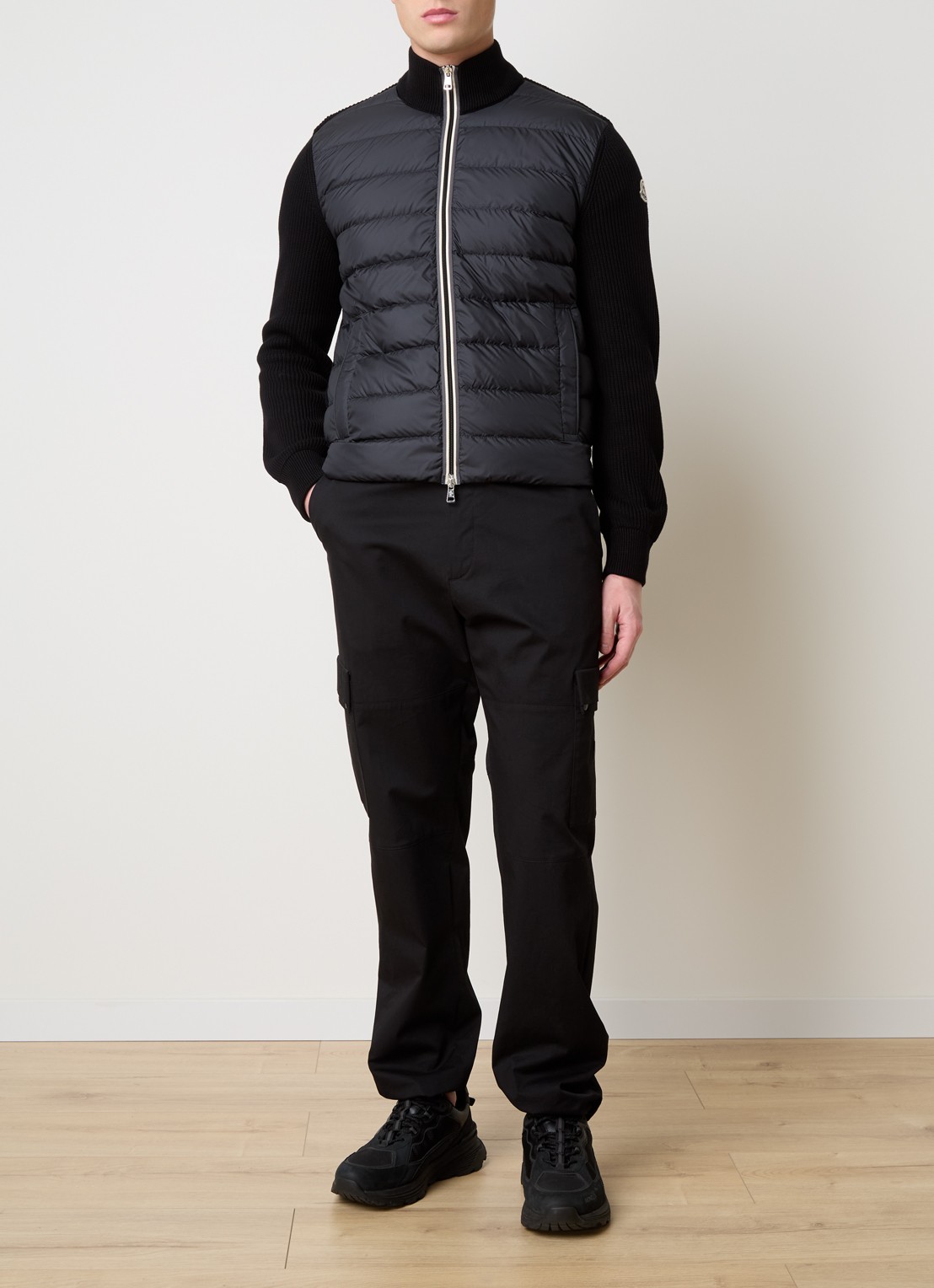 Moncler Ribgebreid vest met gewatteerd voorpand en donsvulling - voorkant 3 zwart