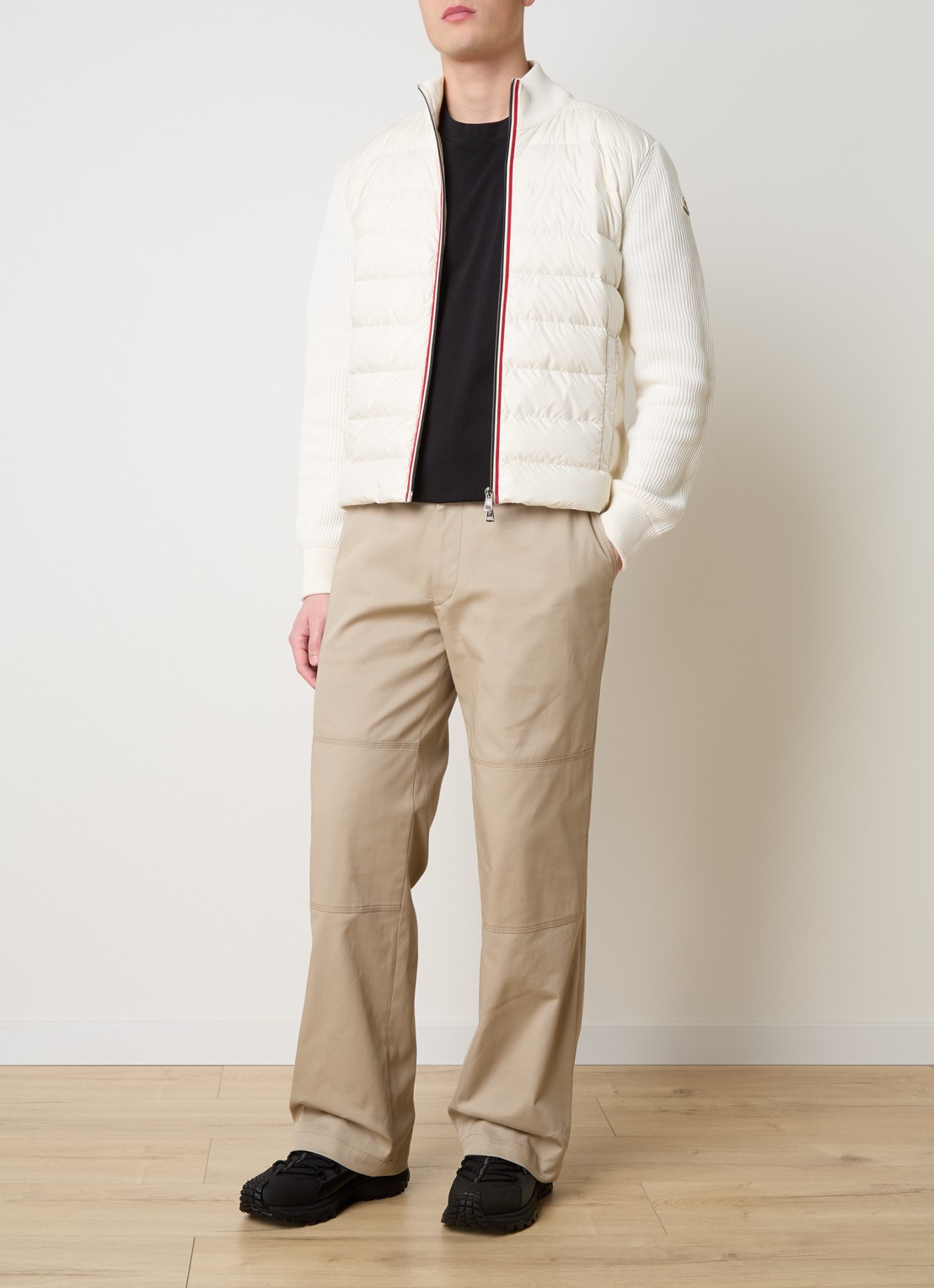Moncler Ribgebreid vest met gewatteerd voorpand en donsvulling - voorkant 3 gebroken wit