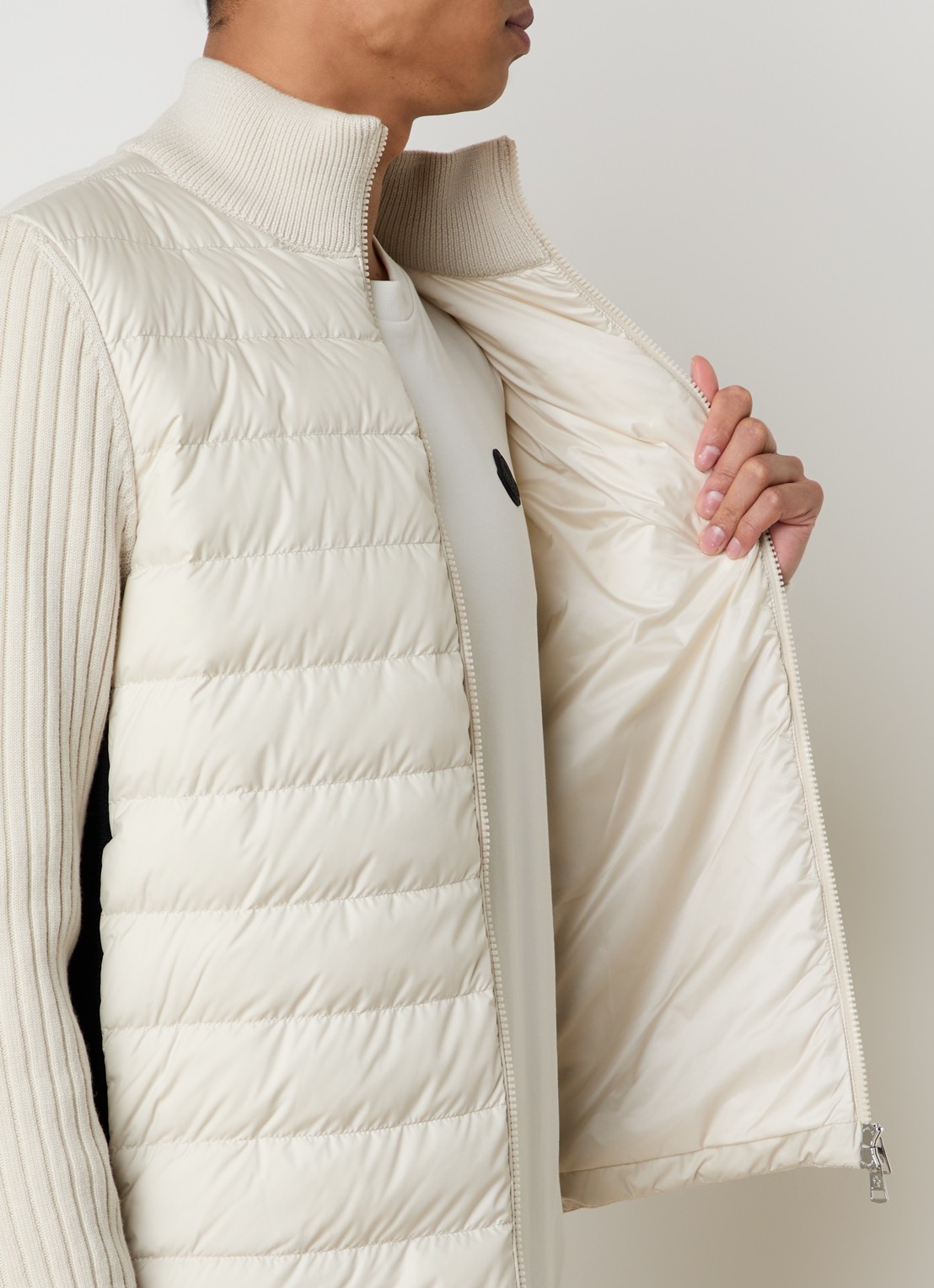 Moncler Ribgebreid vest met gewatteerd voorpand en logo - detail 3 vanillegeel