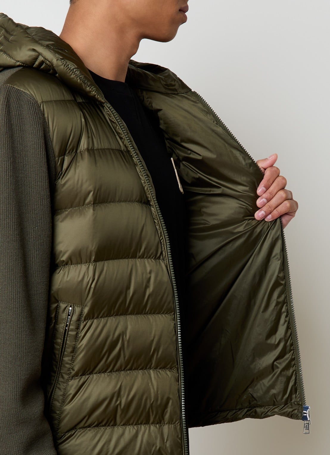 Moncler Ribgebreid vest van scheerwol met gewatteerd voorpand met donsvulling - detail 3 mosgroen