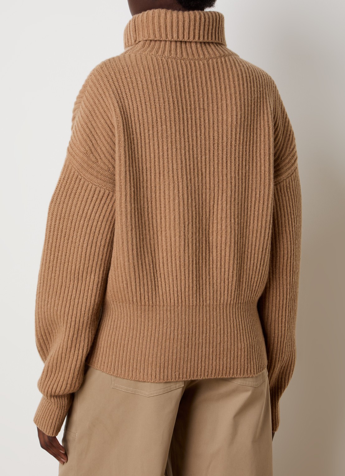 Moncler Ribgebreide trui van scheerwol met col en logo - achterkant camel
