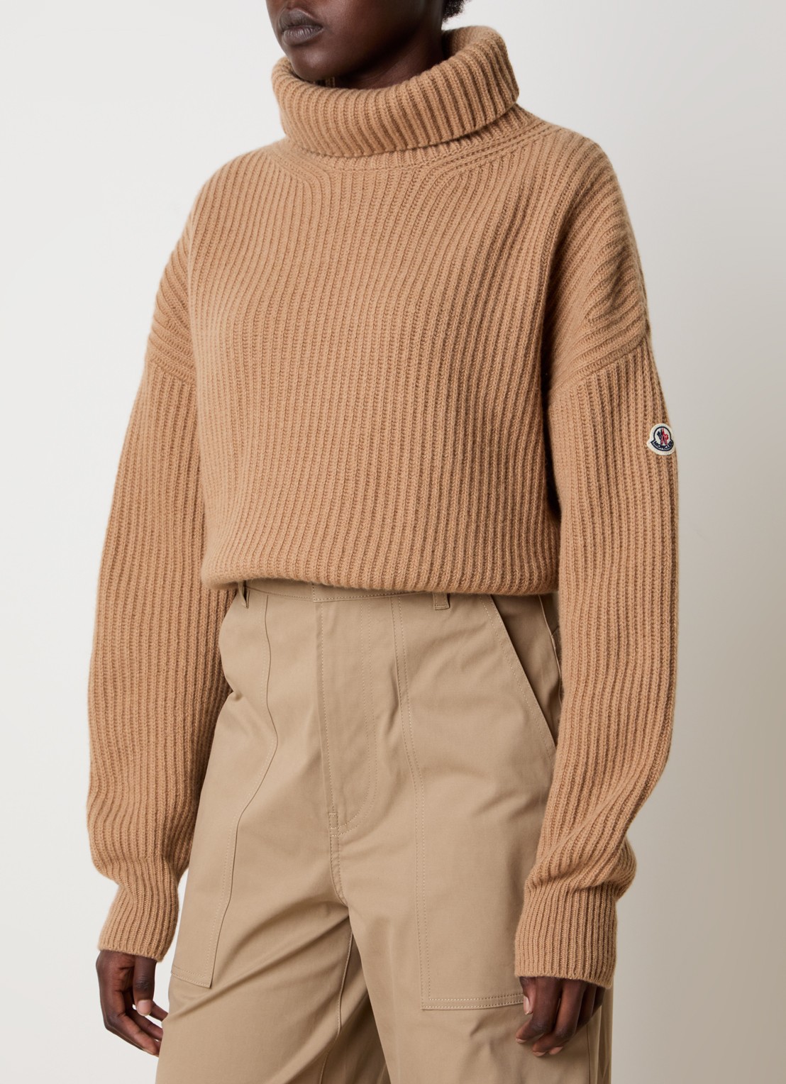 Moncler Ribgebreide trui van scheerwol met col en logo - detail 2 camel