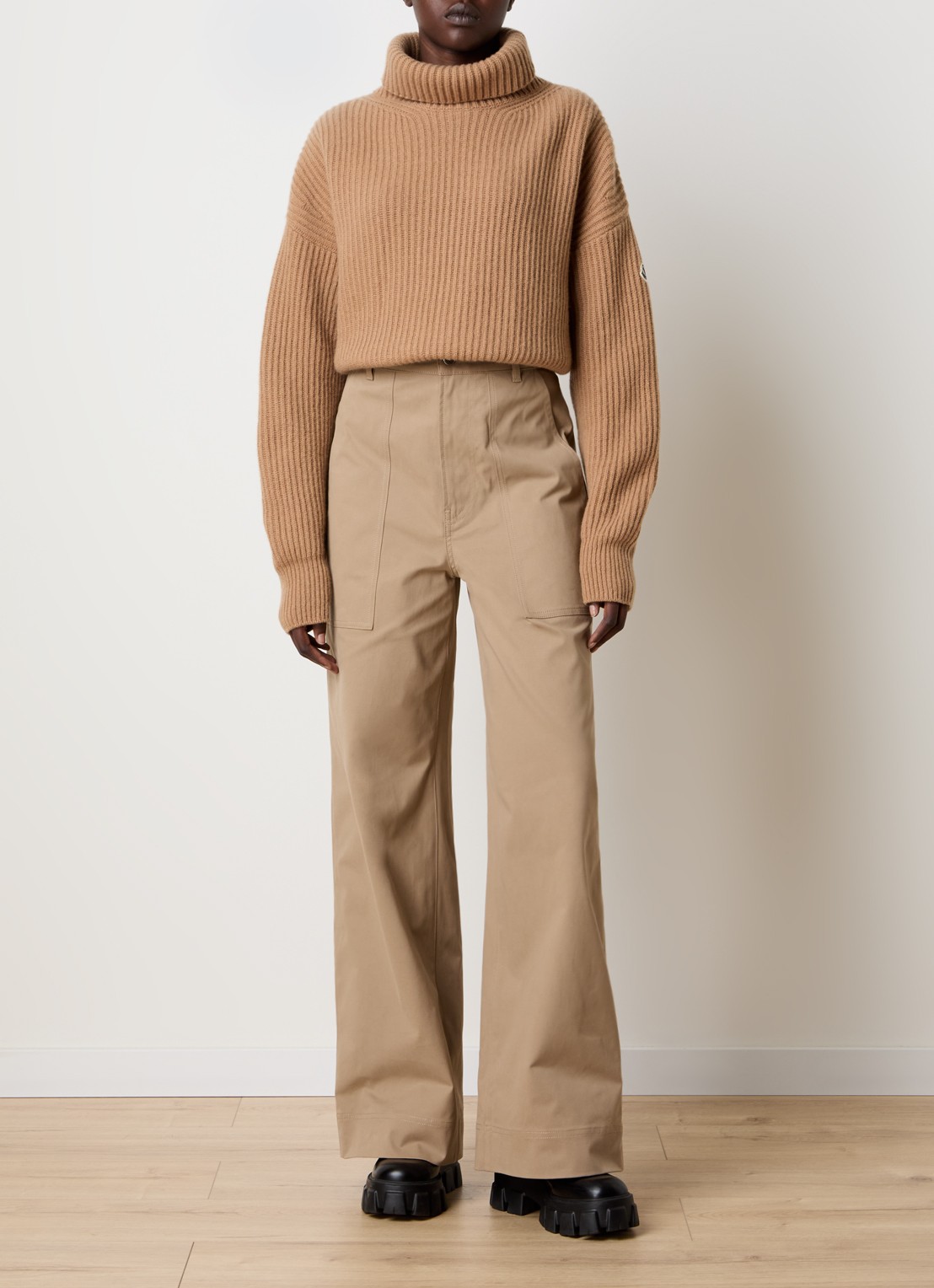 Moncler Ribgebreide trui van scheerwol met col en logo - voorkant 5 camel