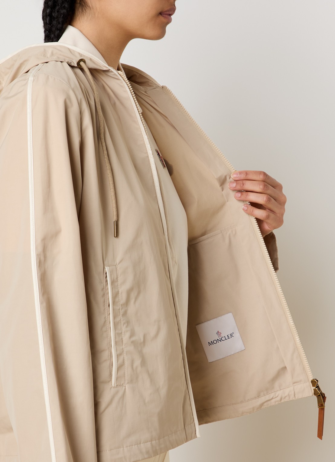 Moncler Sarracenia windjack met capuchon en steekzakken - detail 4 beige