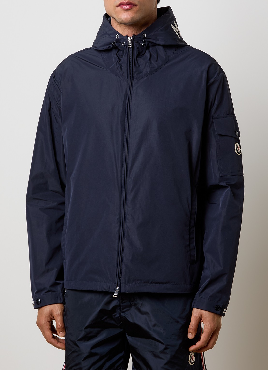 Moncler Sassiere windjack met capuchon en steekzakken - detail 4 donkerblauw