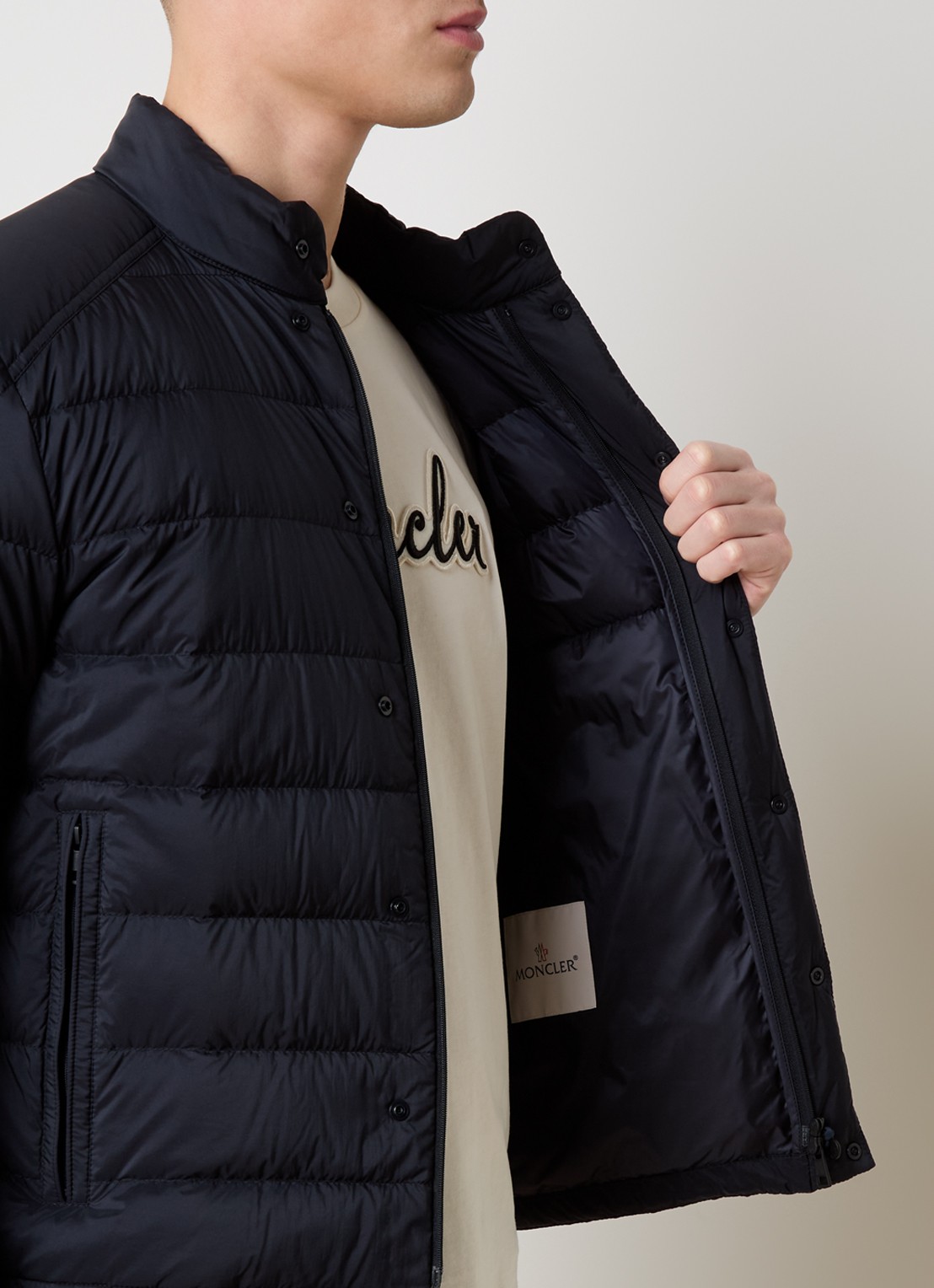 Moncler Selves gewatteerde jas met capuchon en ritszakken - detail 5 donkerblauw