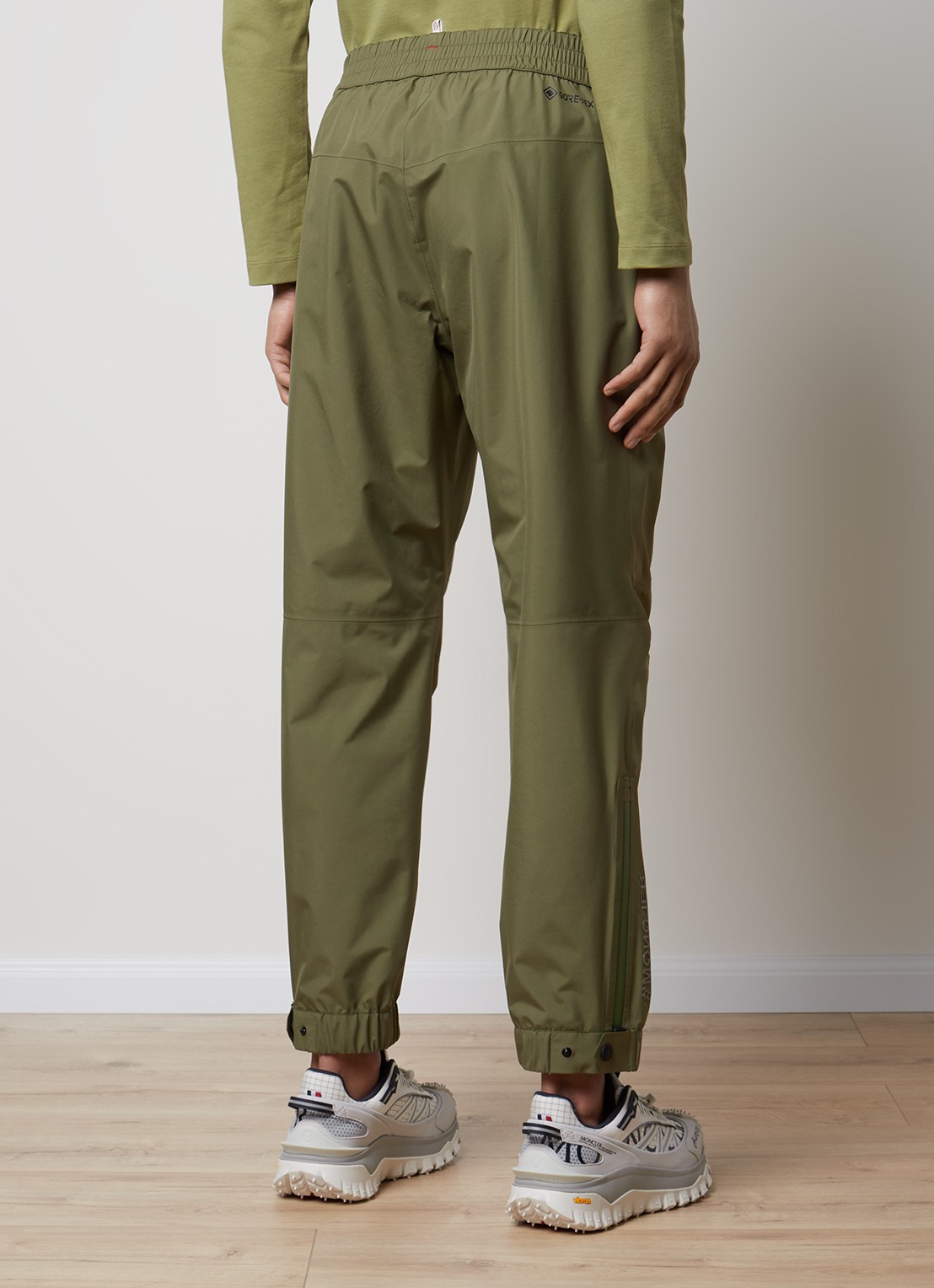 Moncler Slim fit trackpants met ritszakken - achterkant 6 mosgroen
