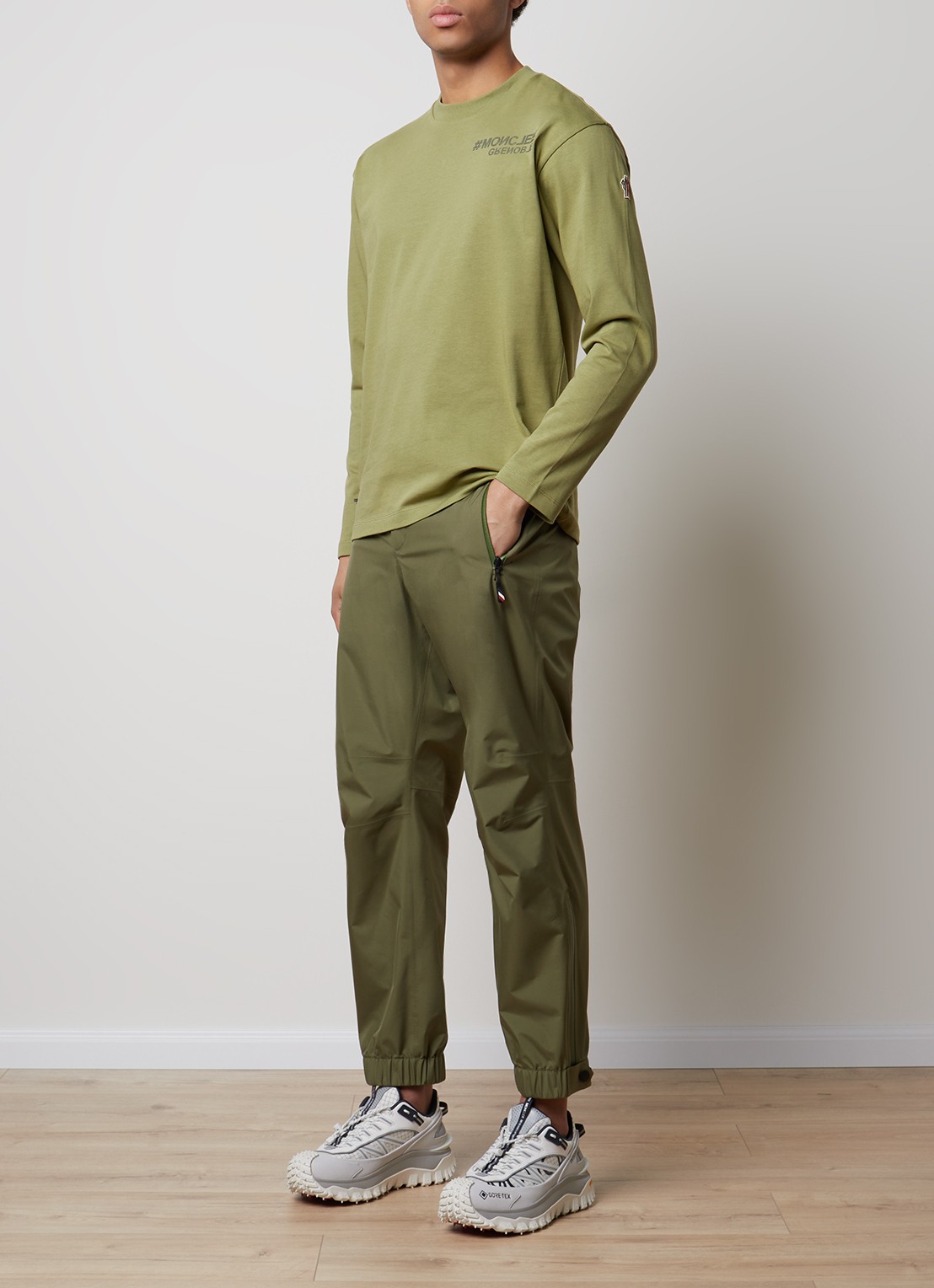 Moncler Slim fit trackpants met ritszakken - voorkant 2 mosgroen