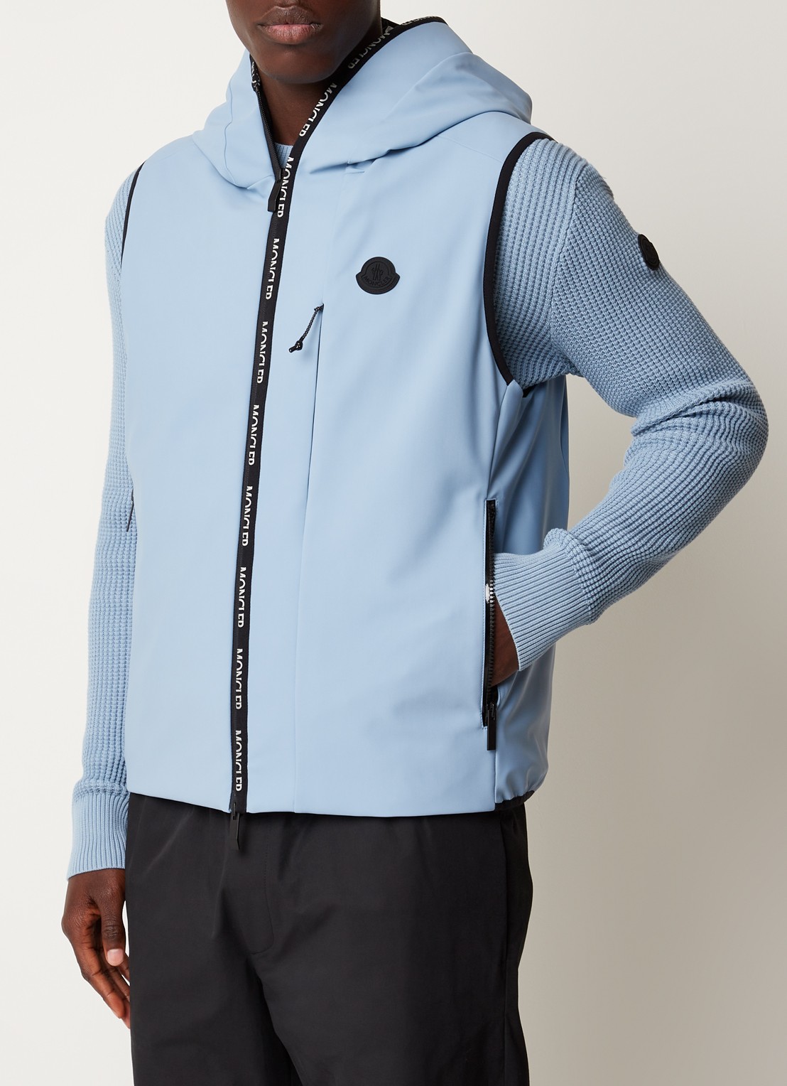 Moncler Softshell bodywarmer met donsvulling en capuchon - detail 3 lichtblauw