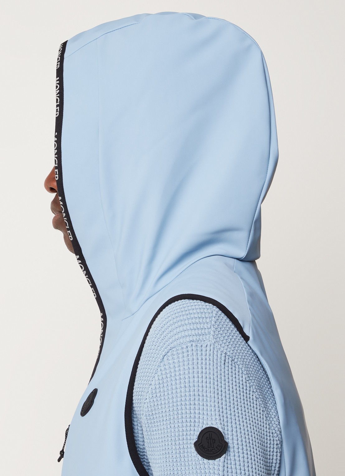 Moncler Softshell bodywarmer met donsvulling en capuchon - detail 4 lichtblauw