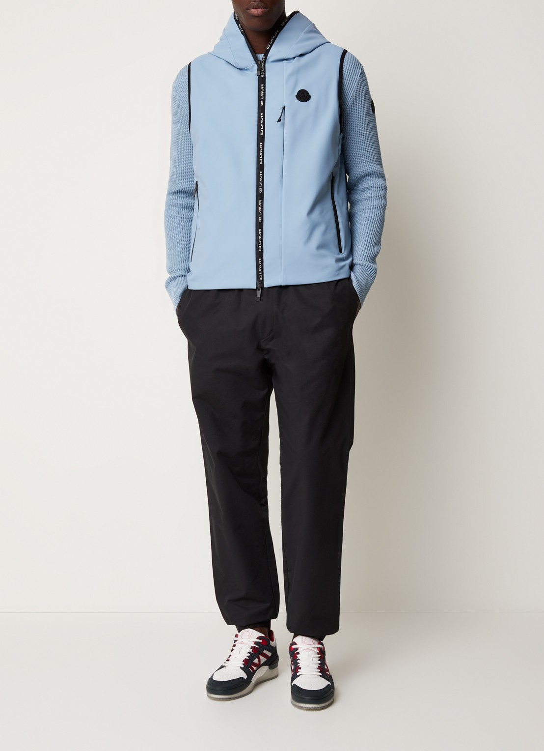 Moncler Softshell bodywarmer met donsvulling en capuchon - voorkant 2 lichtblauw