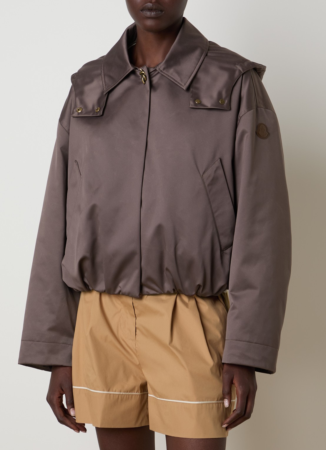Moncler Softshell bomberjack met steekzakken en glanzende finish - detail taupe