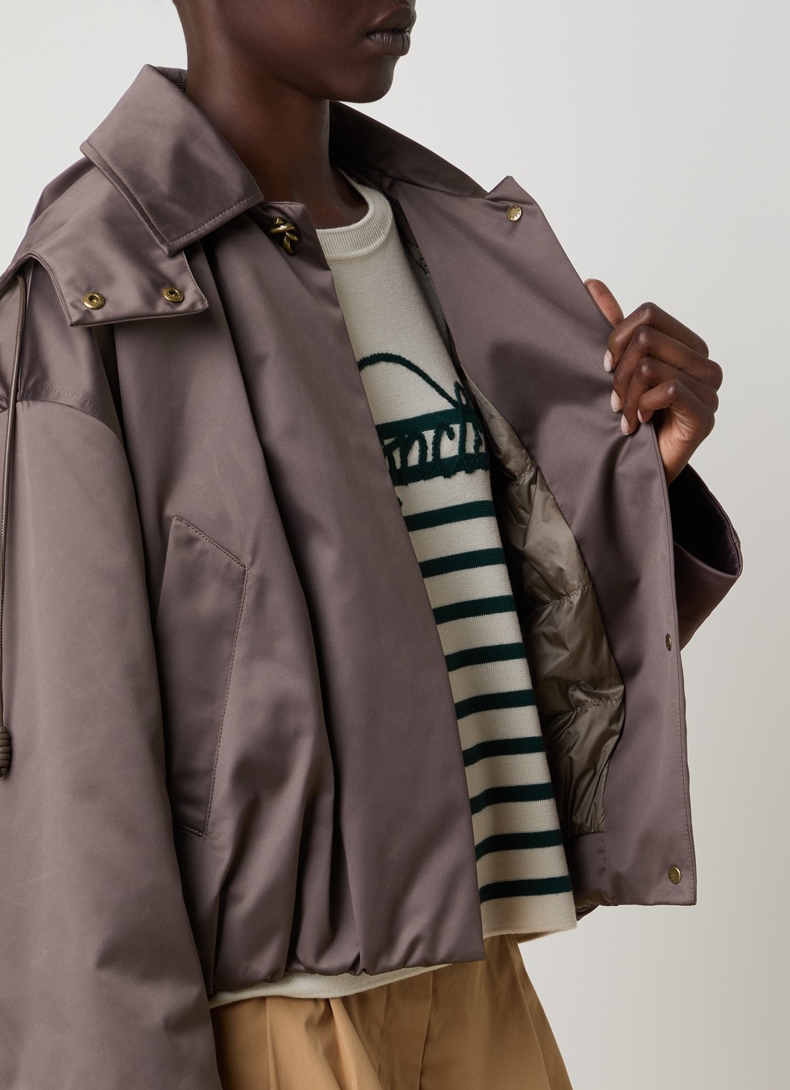 Moncler Softshell bomberjack met steekzakken en glanzende finish - detail 3 taupe