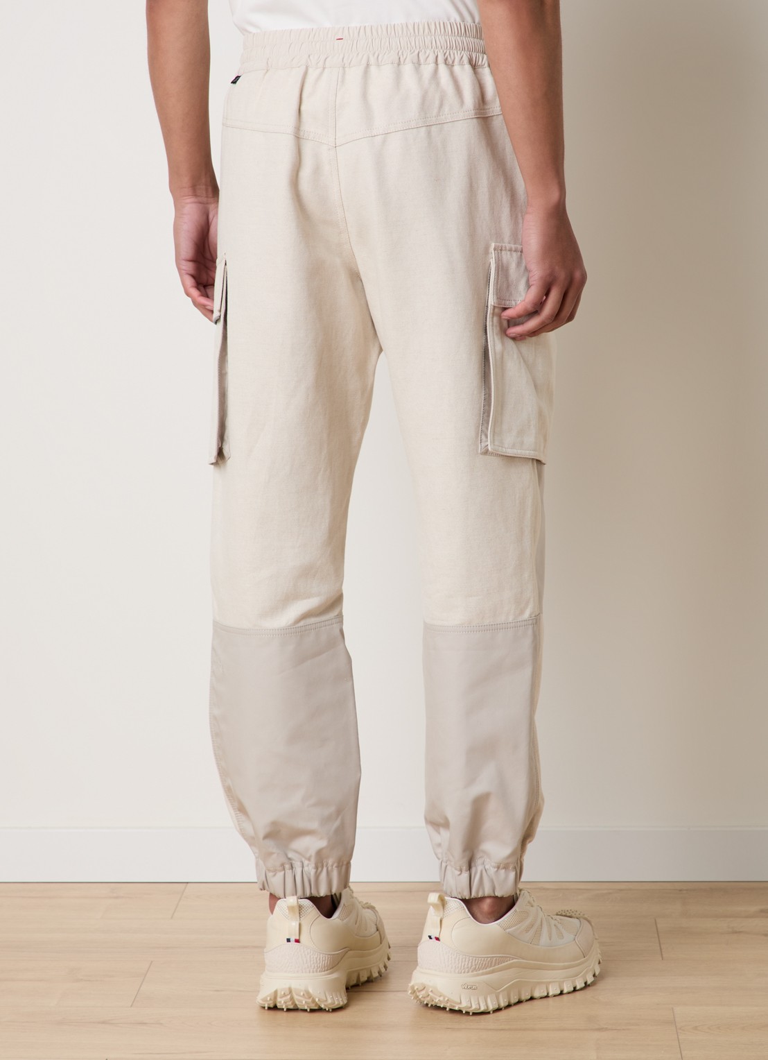 Moncler Sportivo tapered fit cargobroek in linnenblend met klepzakken - achterkant 4 beige