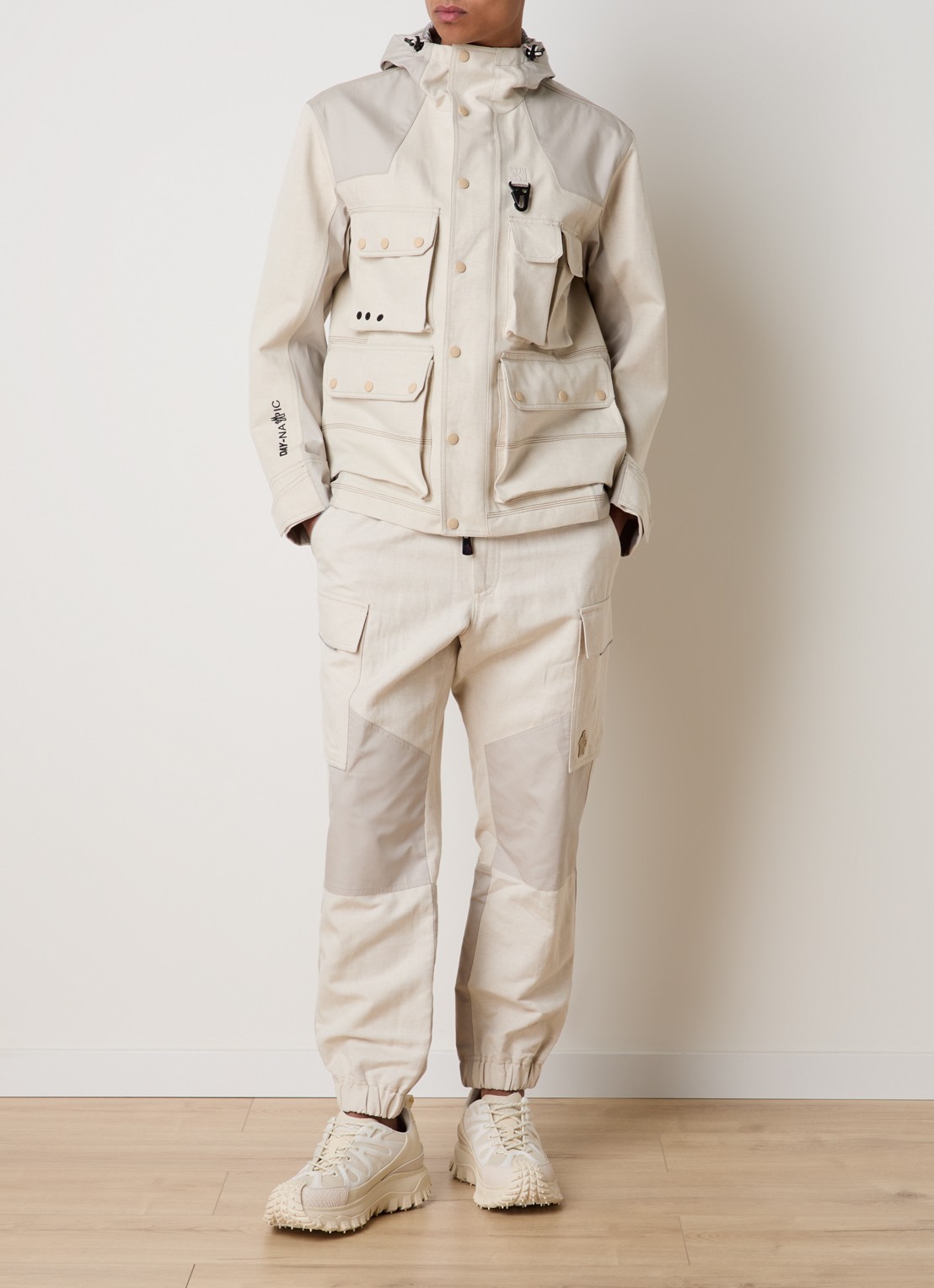 Moncler Spur windjack in linnenblend met klepzakken - voorkant 2 beige