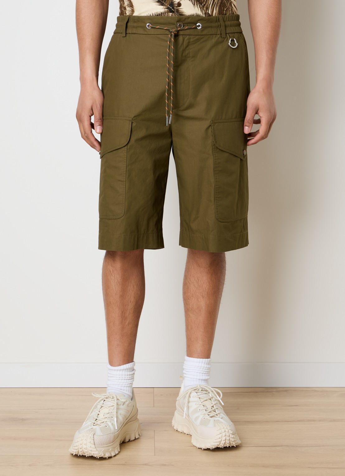 Moncler Straight fit korte broek met steekzakken - detail 3 mosgroen