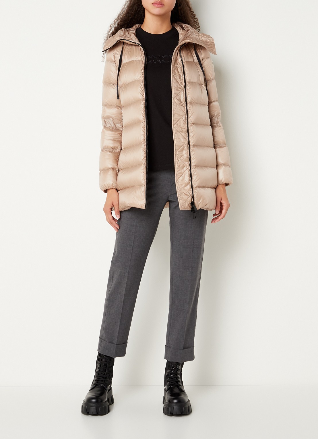Moncler Suyen puffer jas met donsvulling - voorkant 4 beige