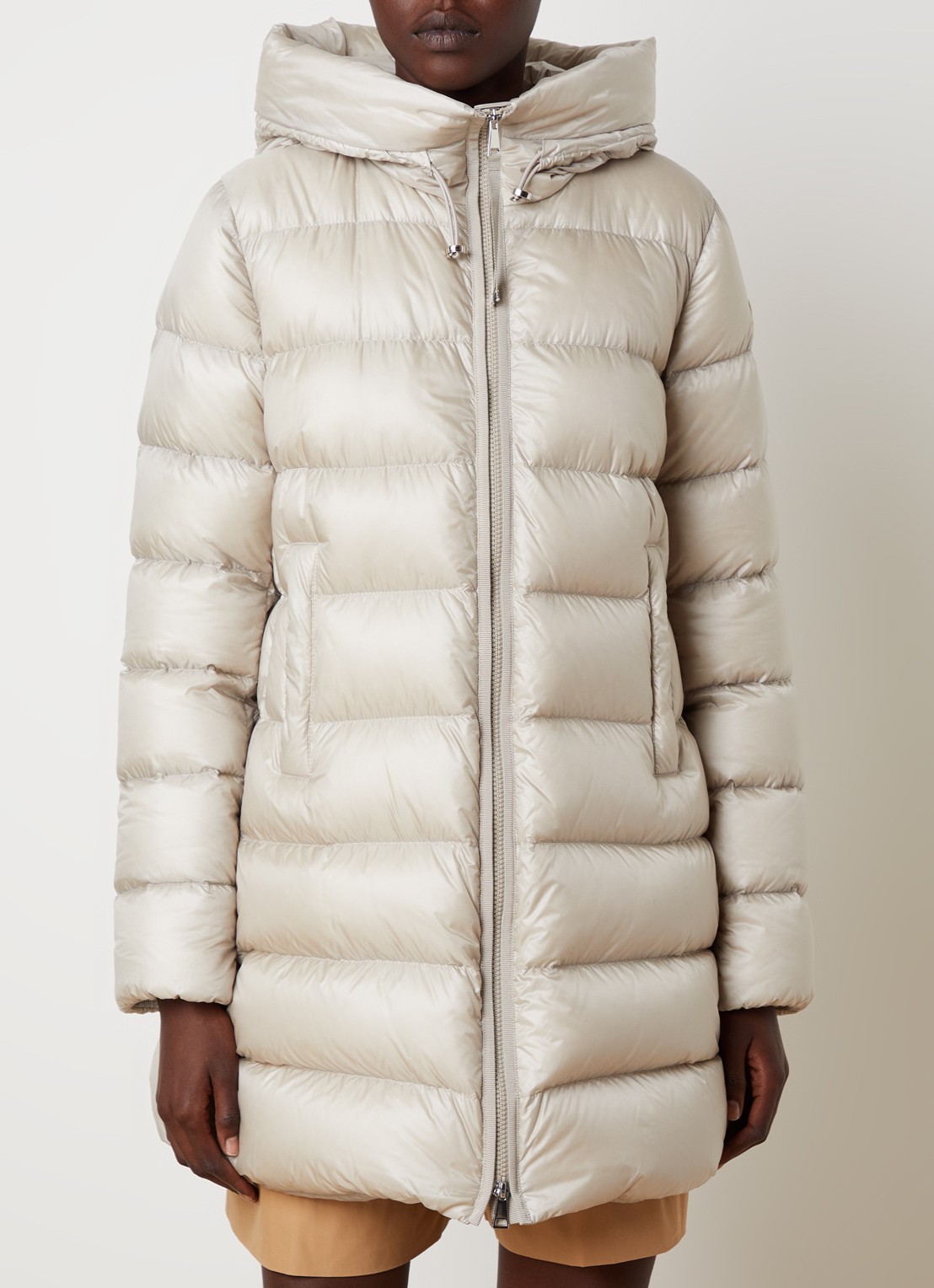 Moncler Suyenne longline pufferjas met donsvulling - detail beige