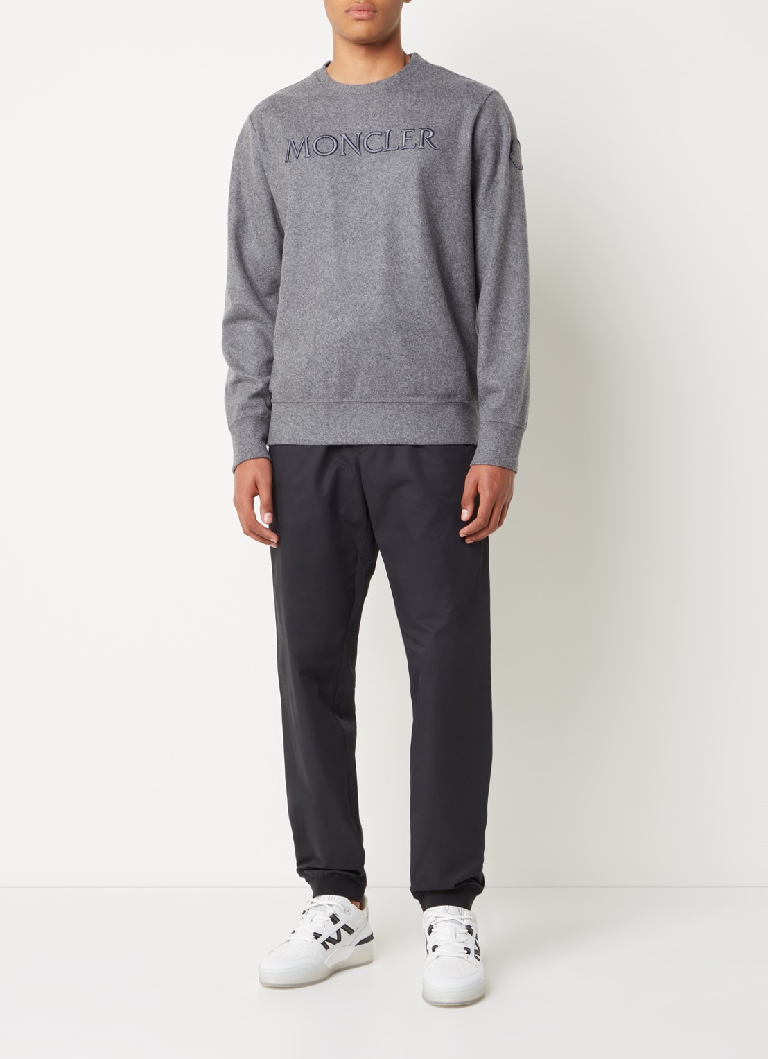Moncler Sweater in wolblend met logoborduring - voorkant 2 legergroen