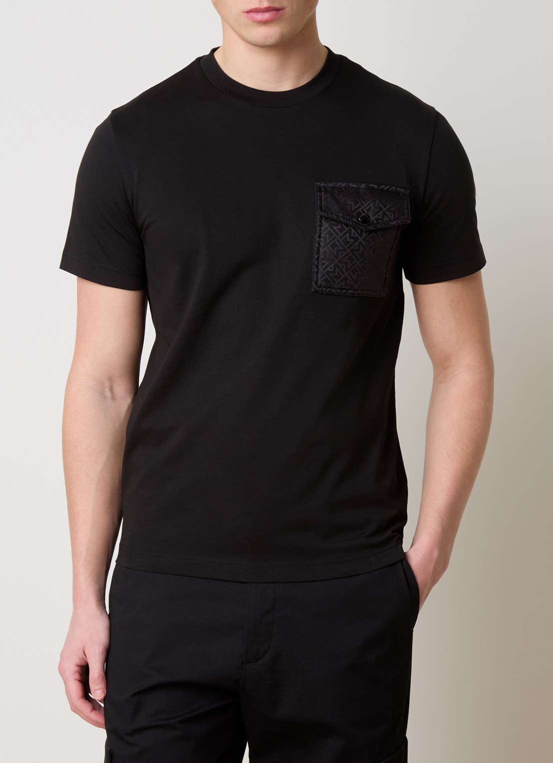 Moncler T-shirt met borstzak en logo - detail 2 zwart