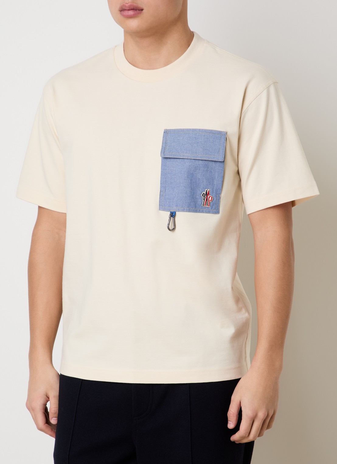 Moncler T-shirt met borstzak en logo - detail 2 beige