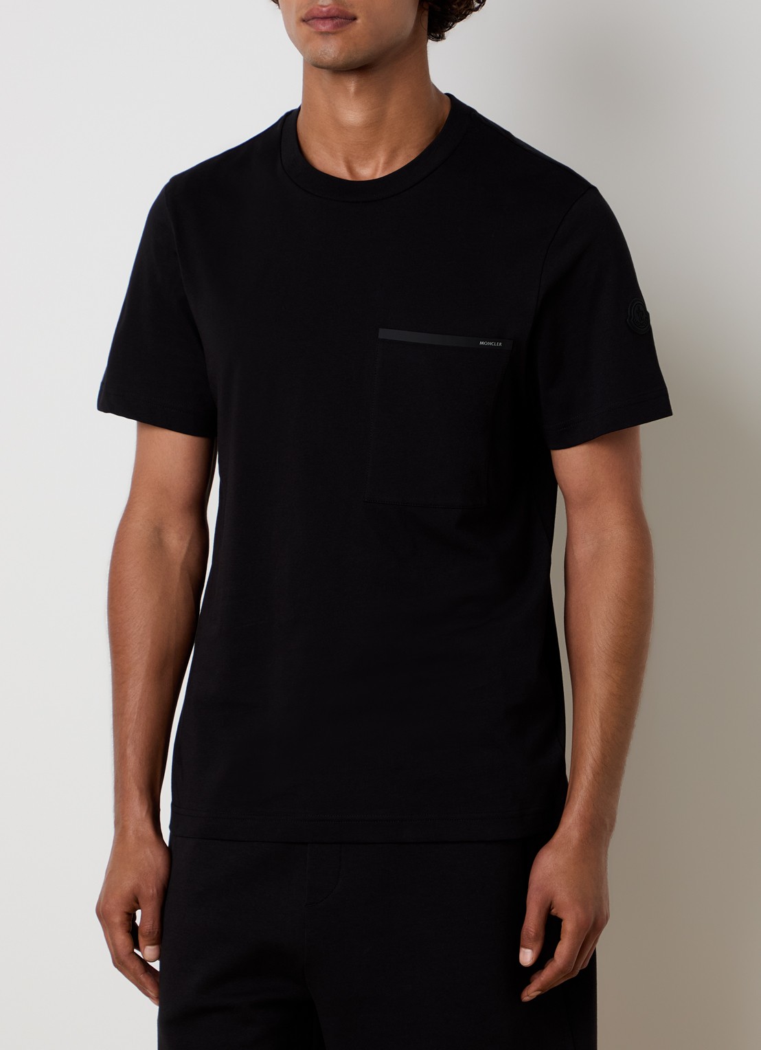 Moncler T-shirt met borstzak en logo - detail zwart