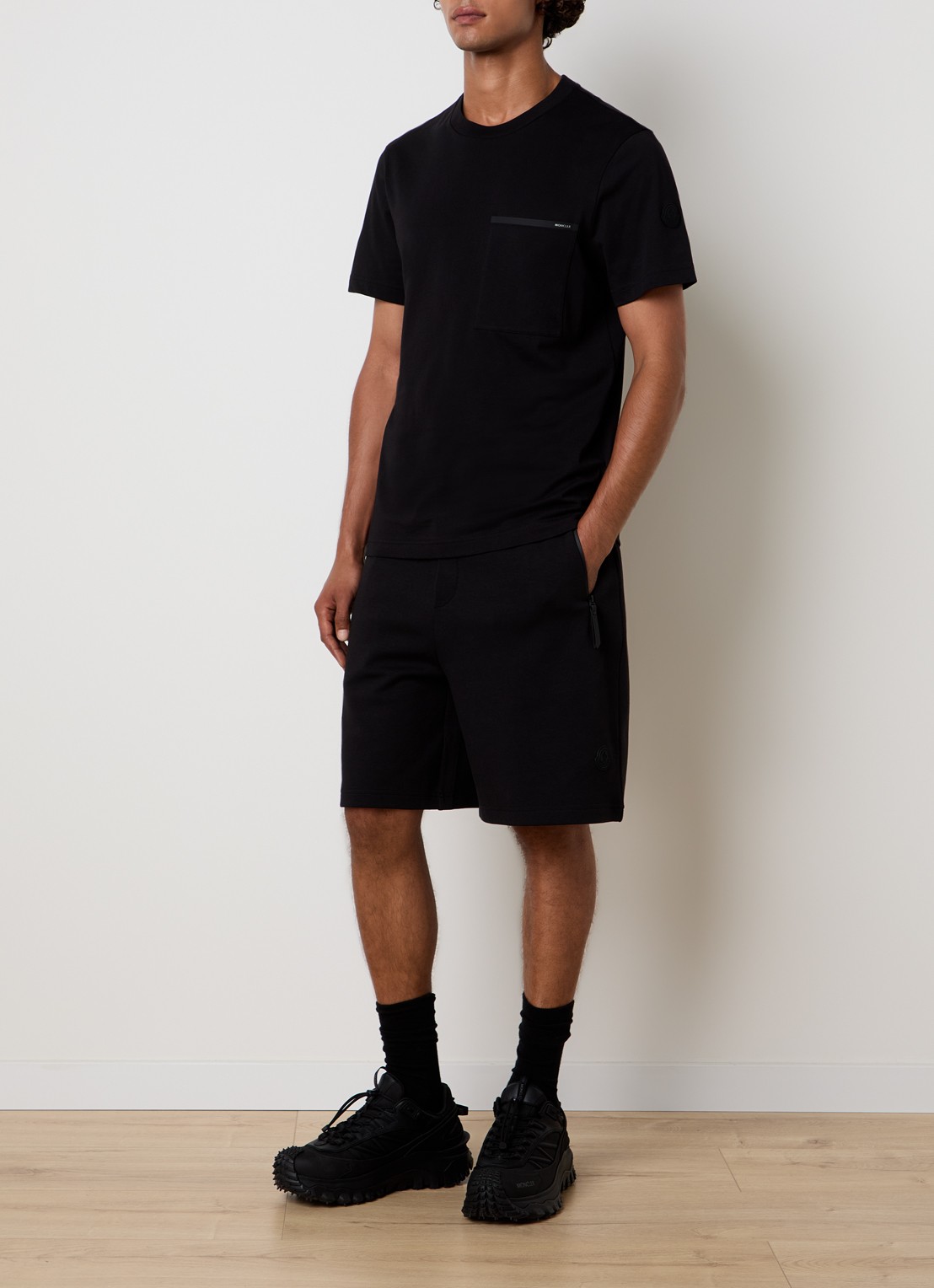 Moncler T-shirt met borstzak en logo - voorkant 5 zwart
