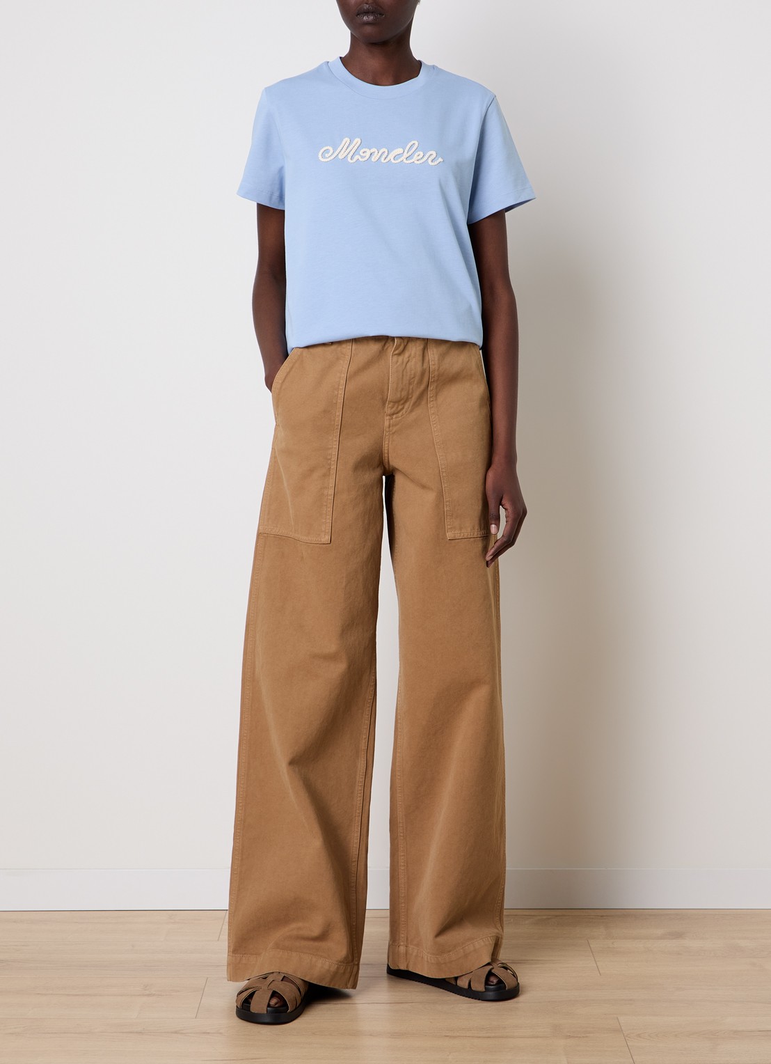 Moncler T-shirt met flock logoprint - voorkant 2 blauwgrijs