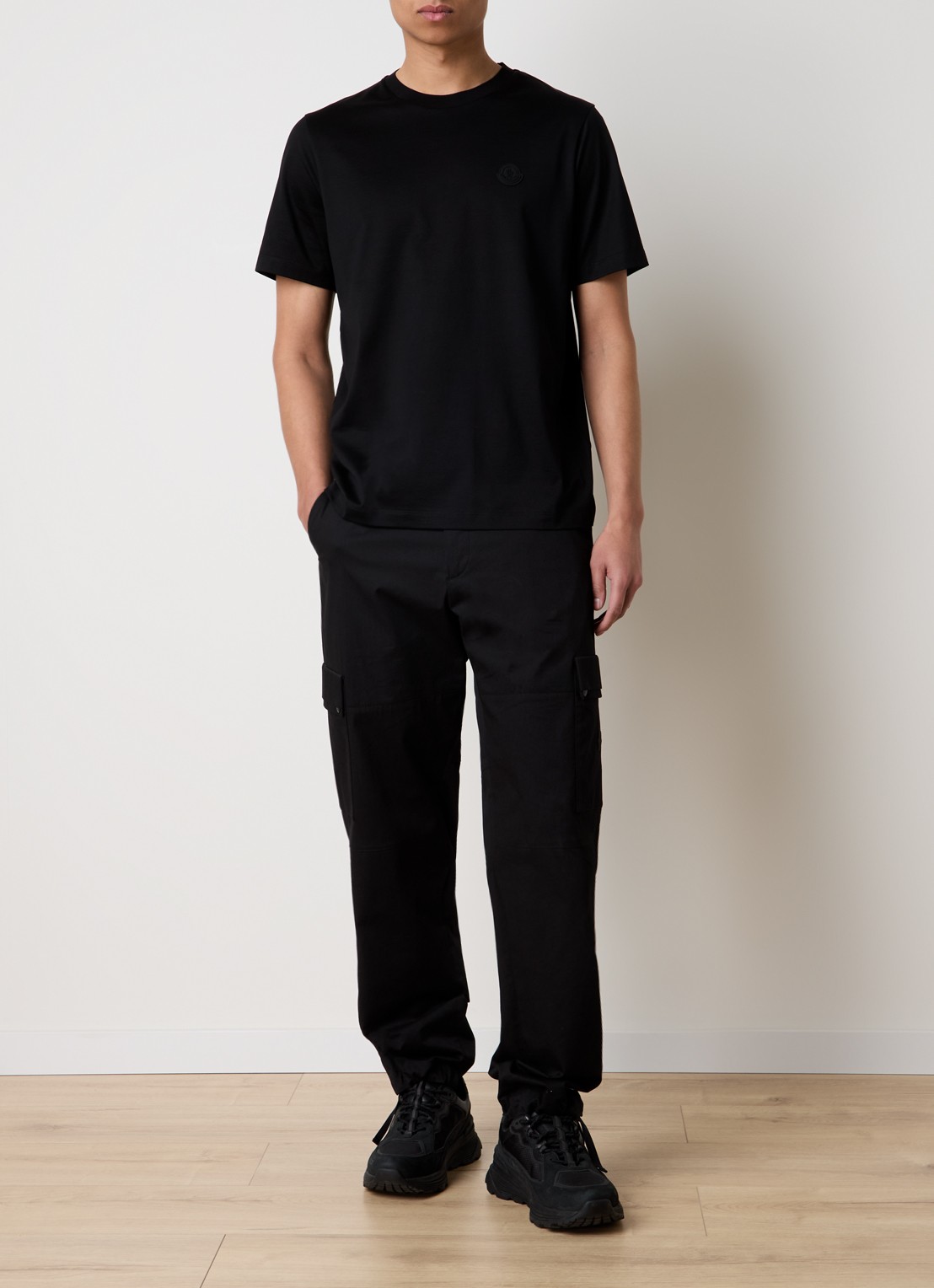 Moncler T-shirt met logo en backprint  - voorkant 3 zwart