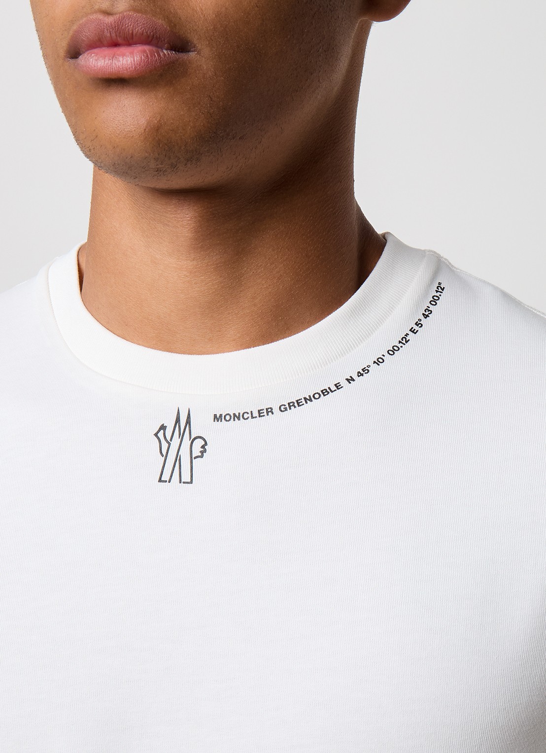 Moncler T-shirt met logo - detail 5 gebroken wit