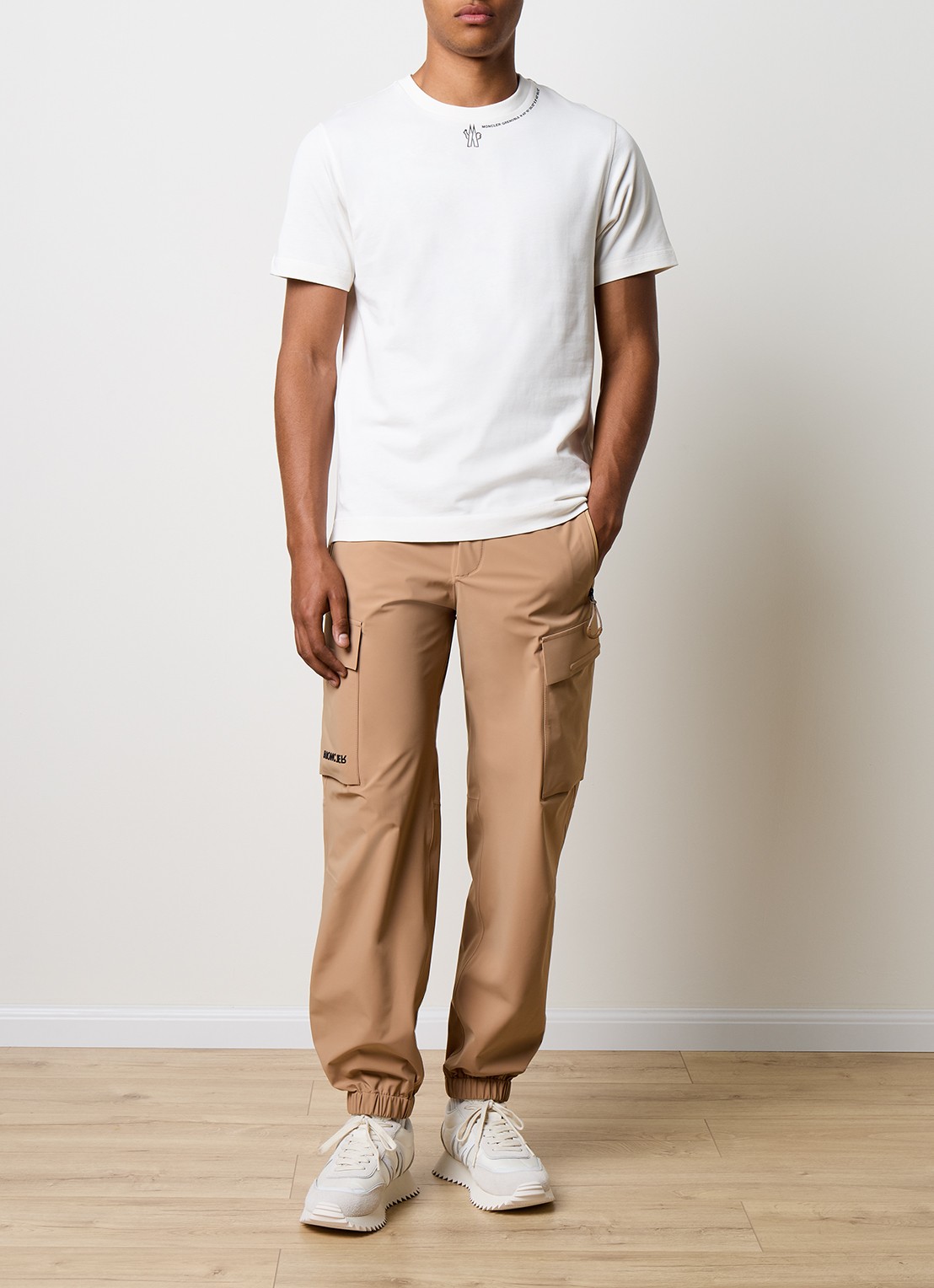 Moncler T-shirt met logo - voorkant 3 gebroken wit
