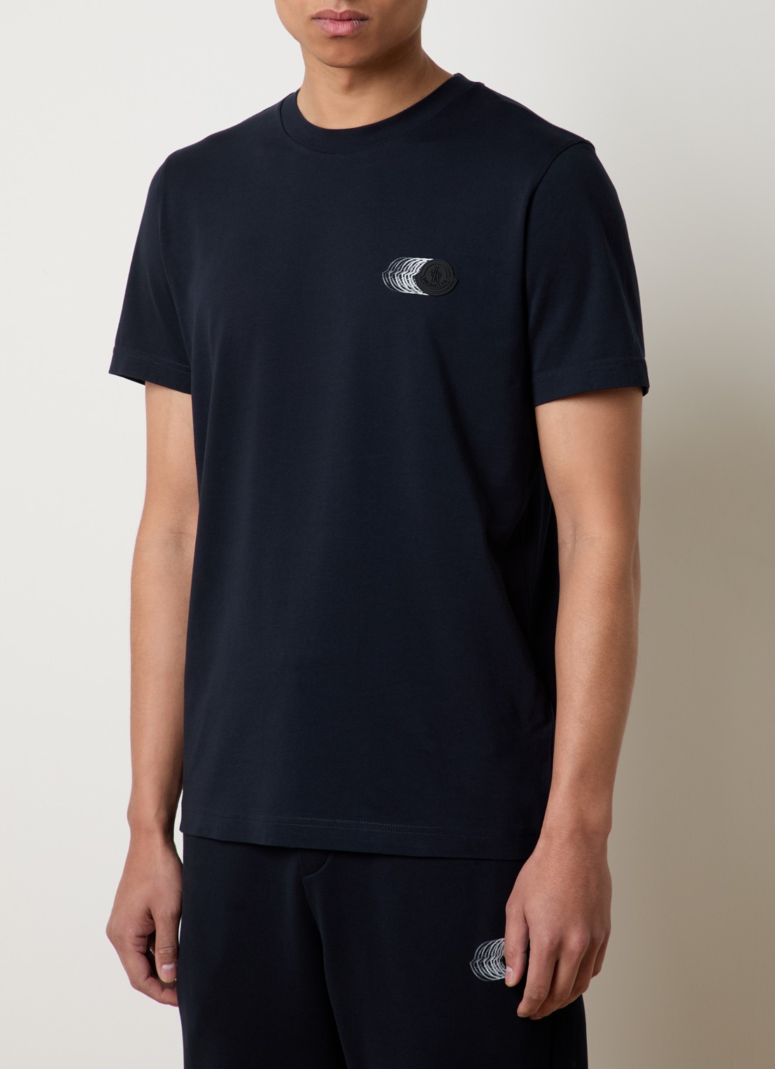 Moncler T-shirt met logo - detail donkerblauw