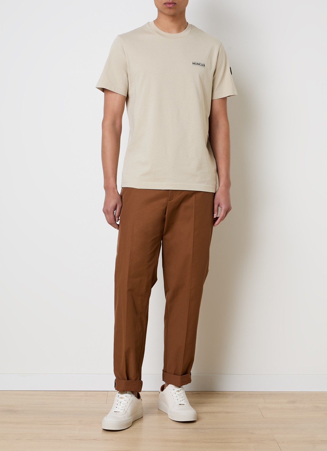 Moncler T-shirt met logo - voorkant 2 beige