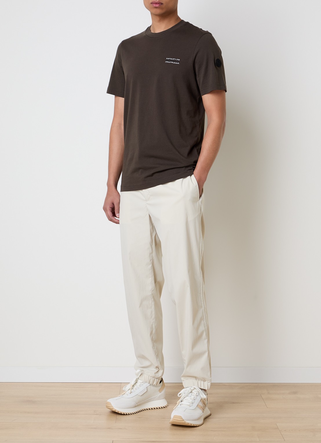 Moncler T-shirt met logo - voorkant 2 donkerbruin