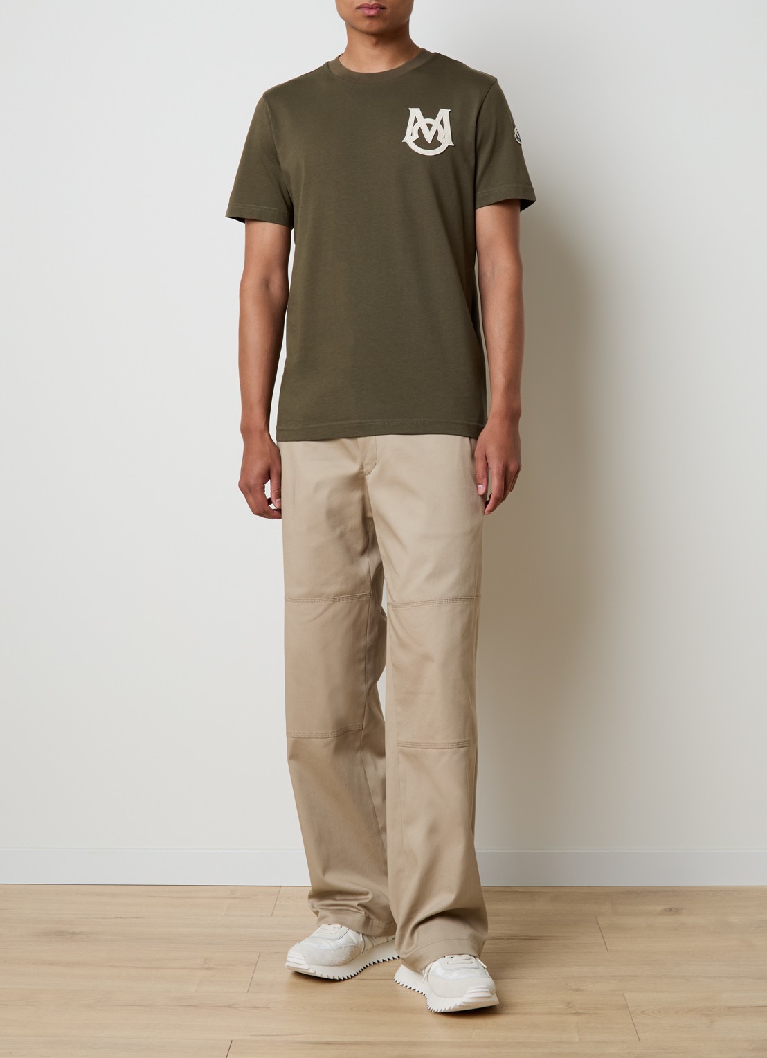 Moncler T-shirt met logoborduring - voorkant 4 bronsgroen
