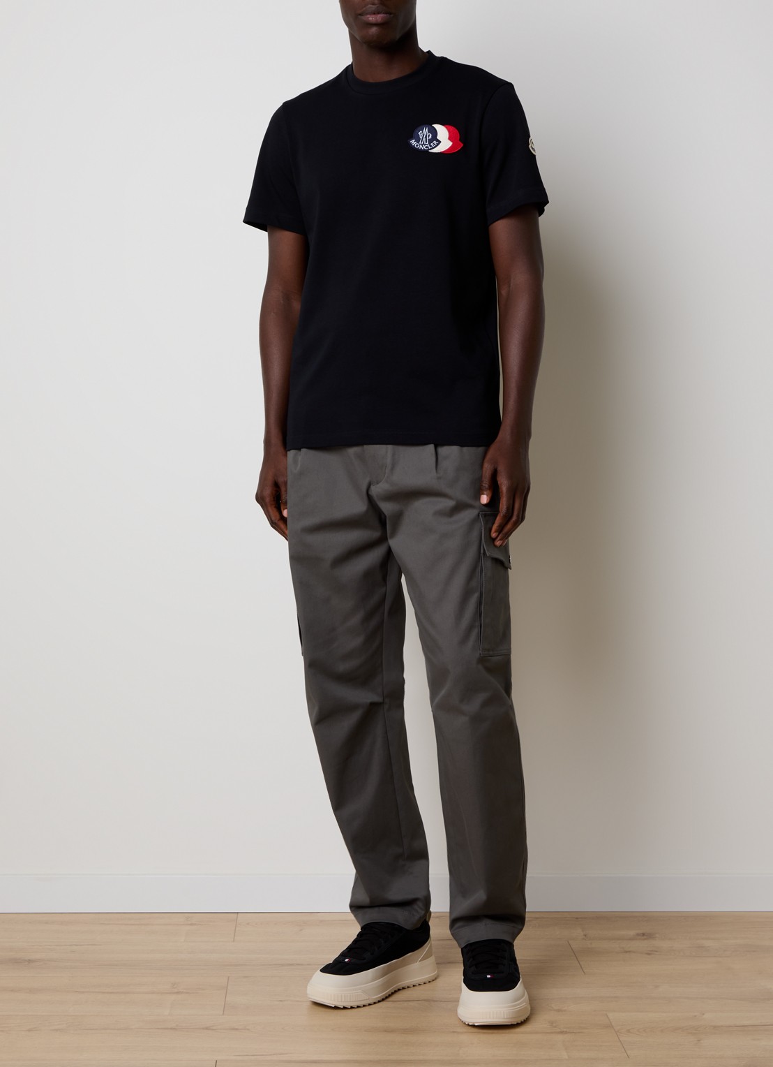 Moncler T-shirt met logoborduring - voorkant 3 donkerblauw