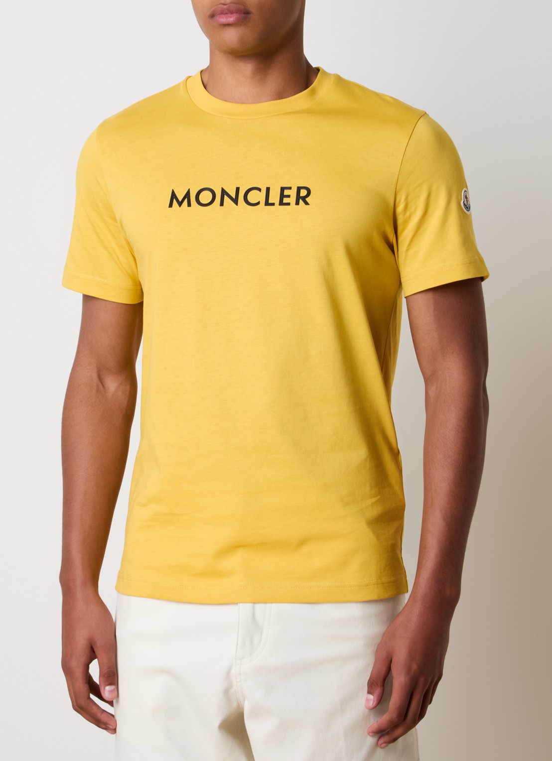 Moncler T-shirt met logoprint - detail 3 mosterd