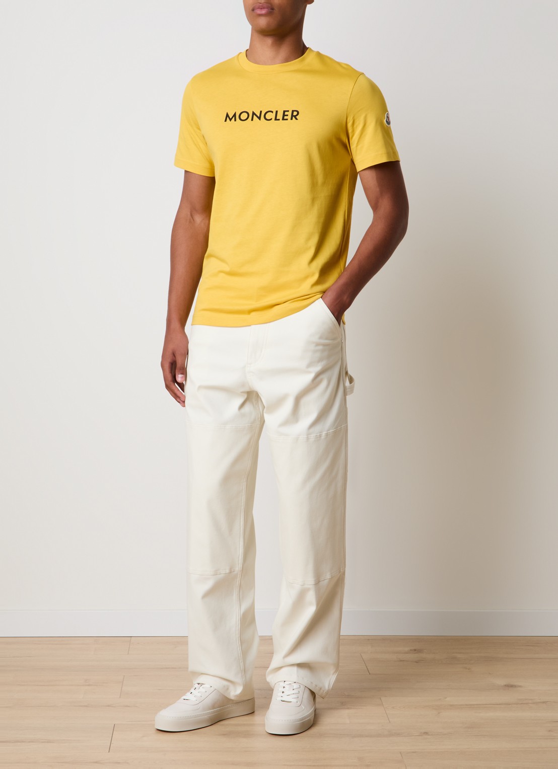 Moncler T-shirt met logoprint - voorkant 2 mosterd