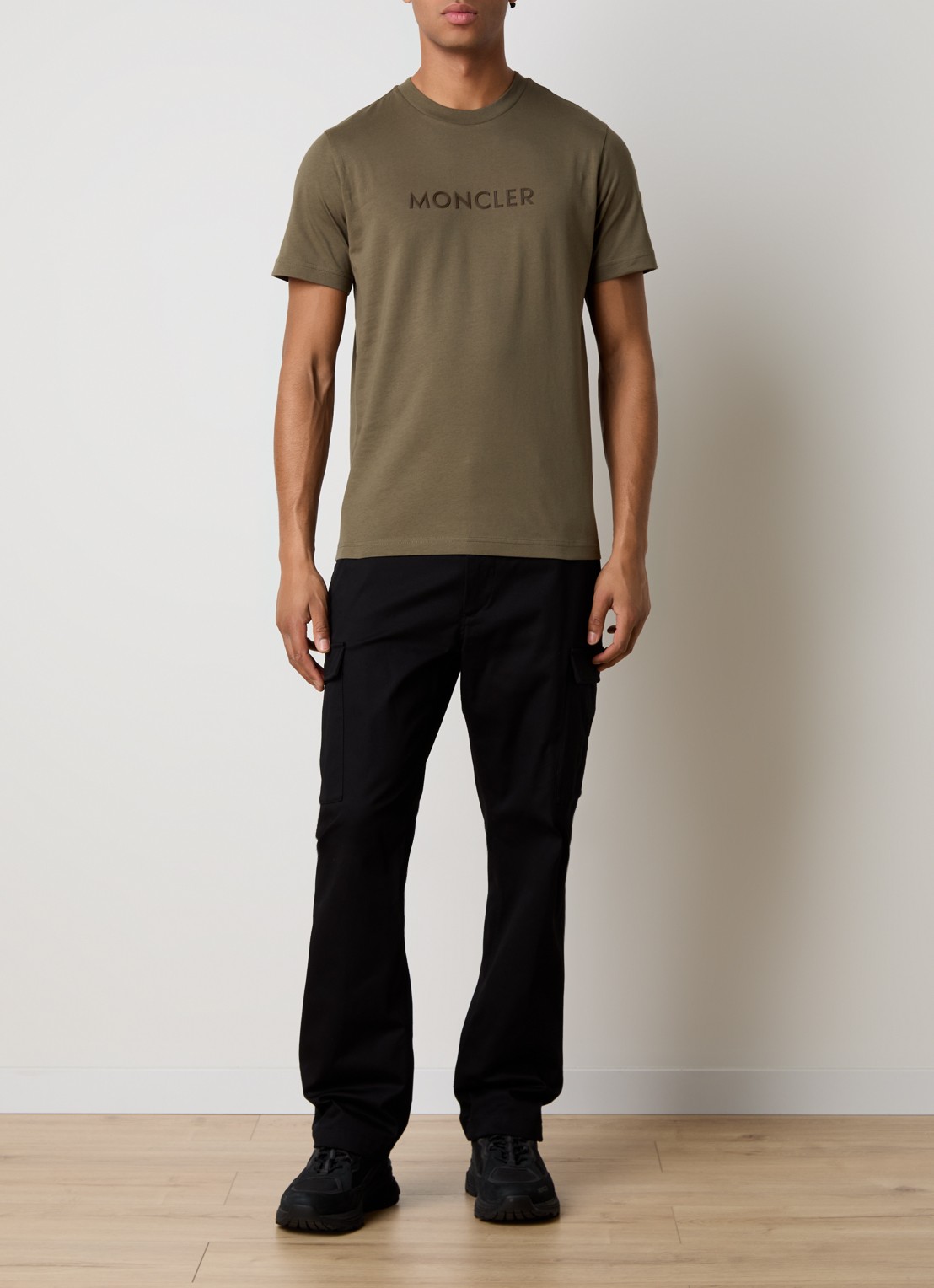 Moncler T-shirt met logoprint - voorkant 2 mosgroen