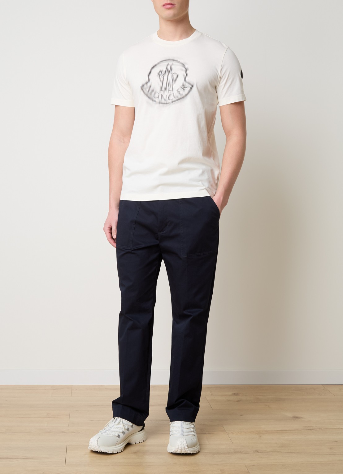 Moncler T-shirt met logoprint - voorkant 5 gebroken wit