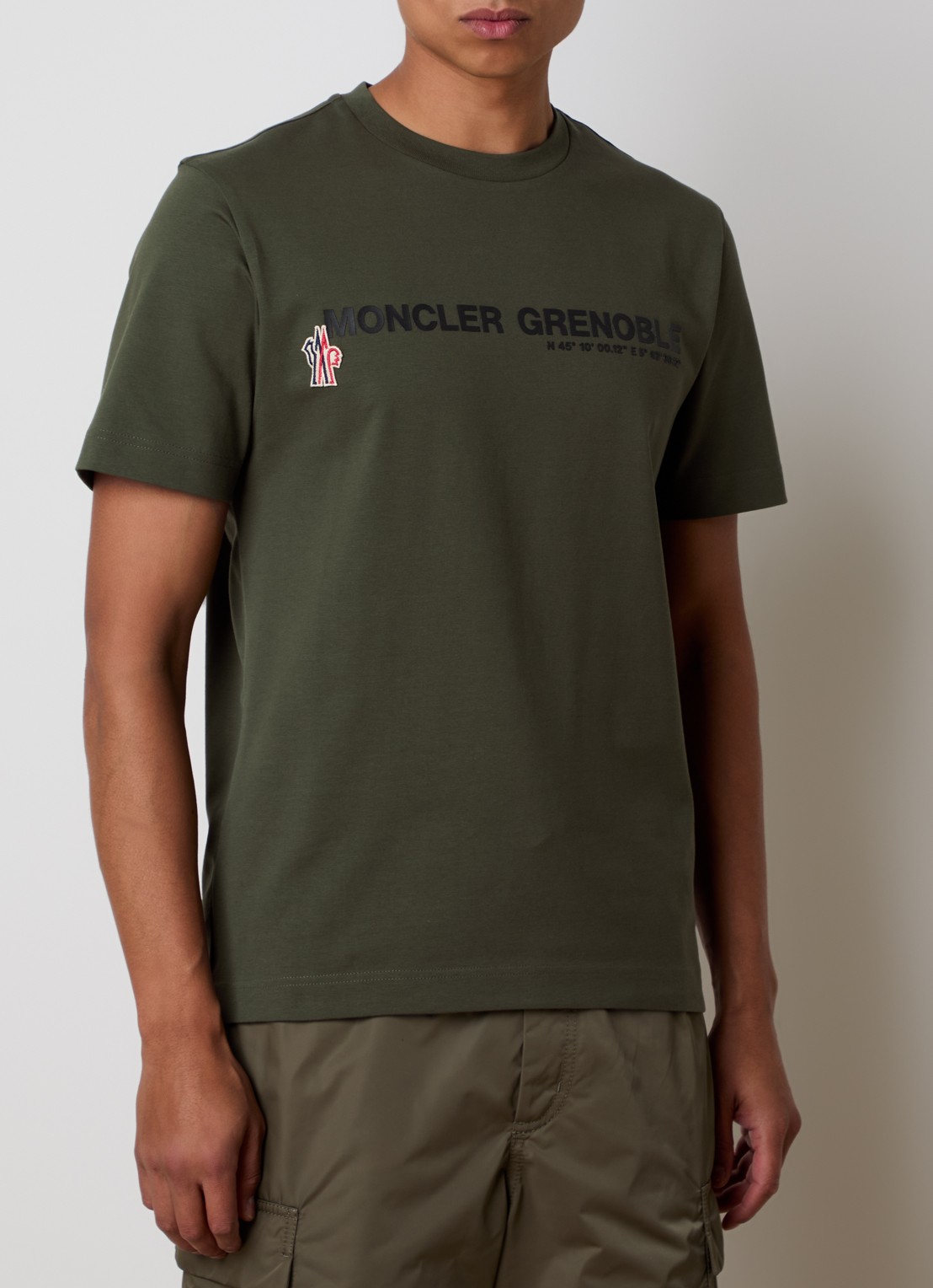 Moncler T-shirt met logoprint - detail legergroen