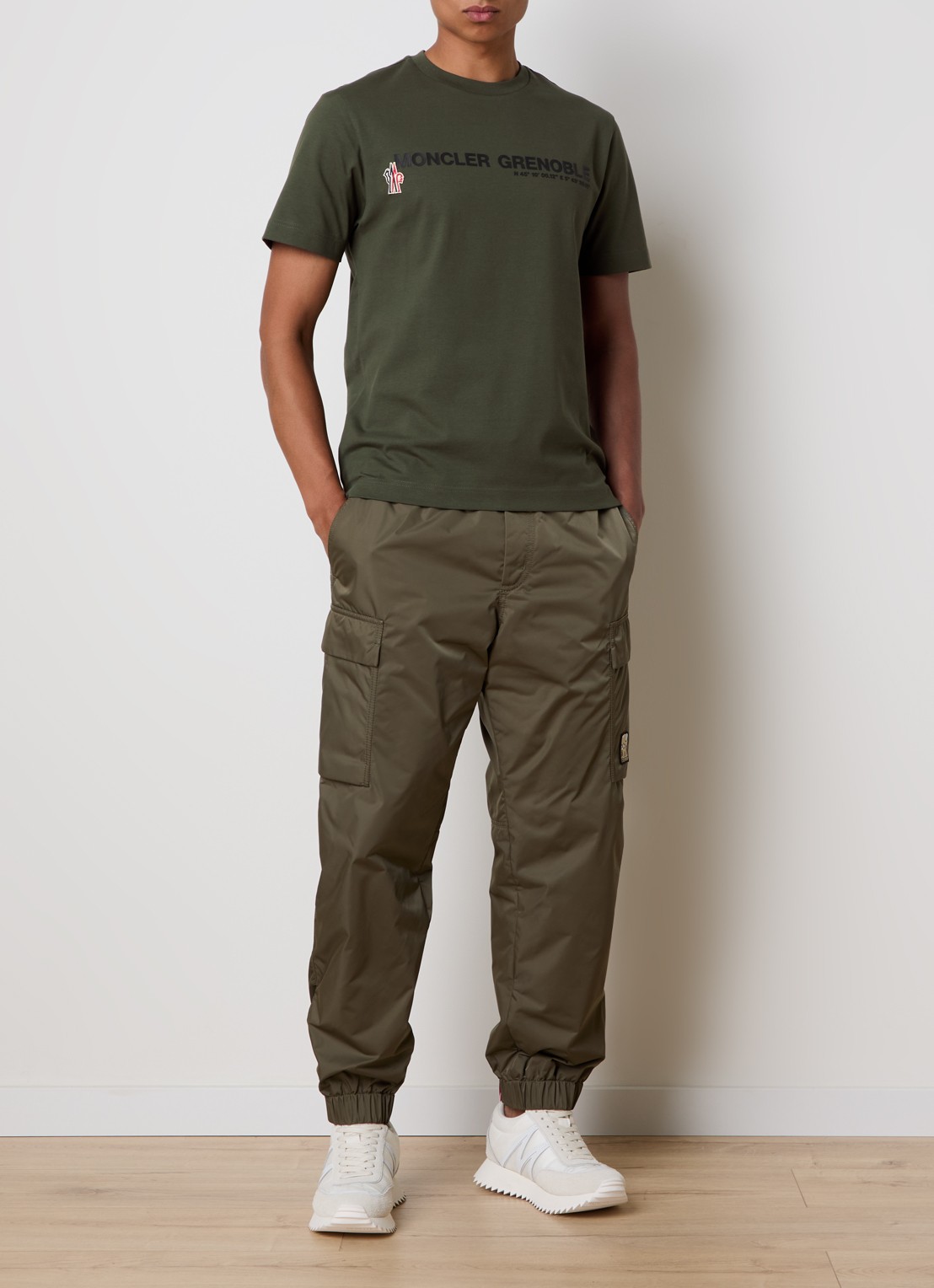 Moncler T-shirt met logoprint - voorkant 4 legergroen