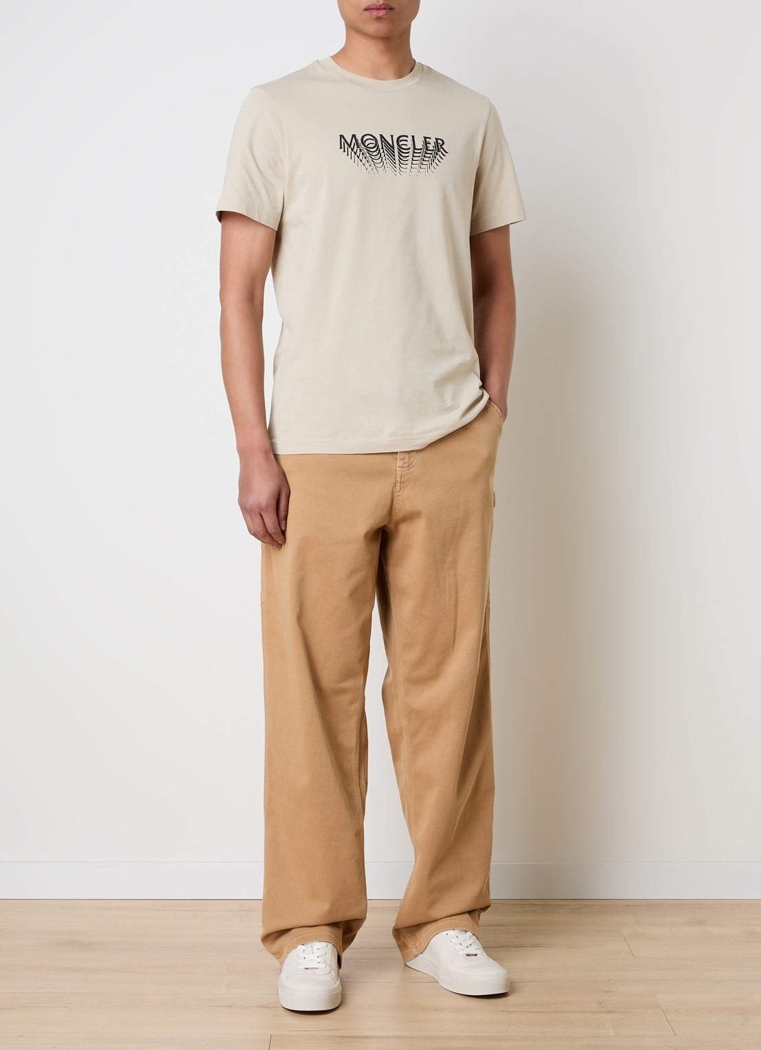 Moncler T-shirt met logoprint - voorkant 2 beige