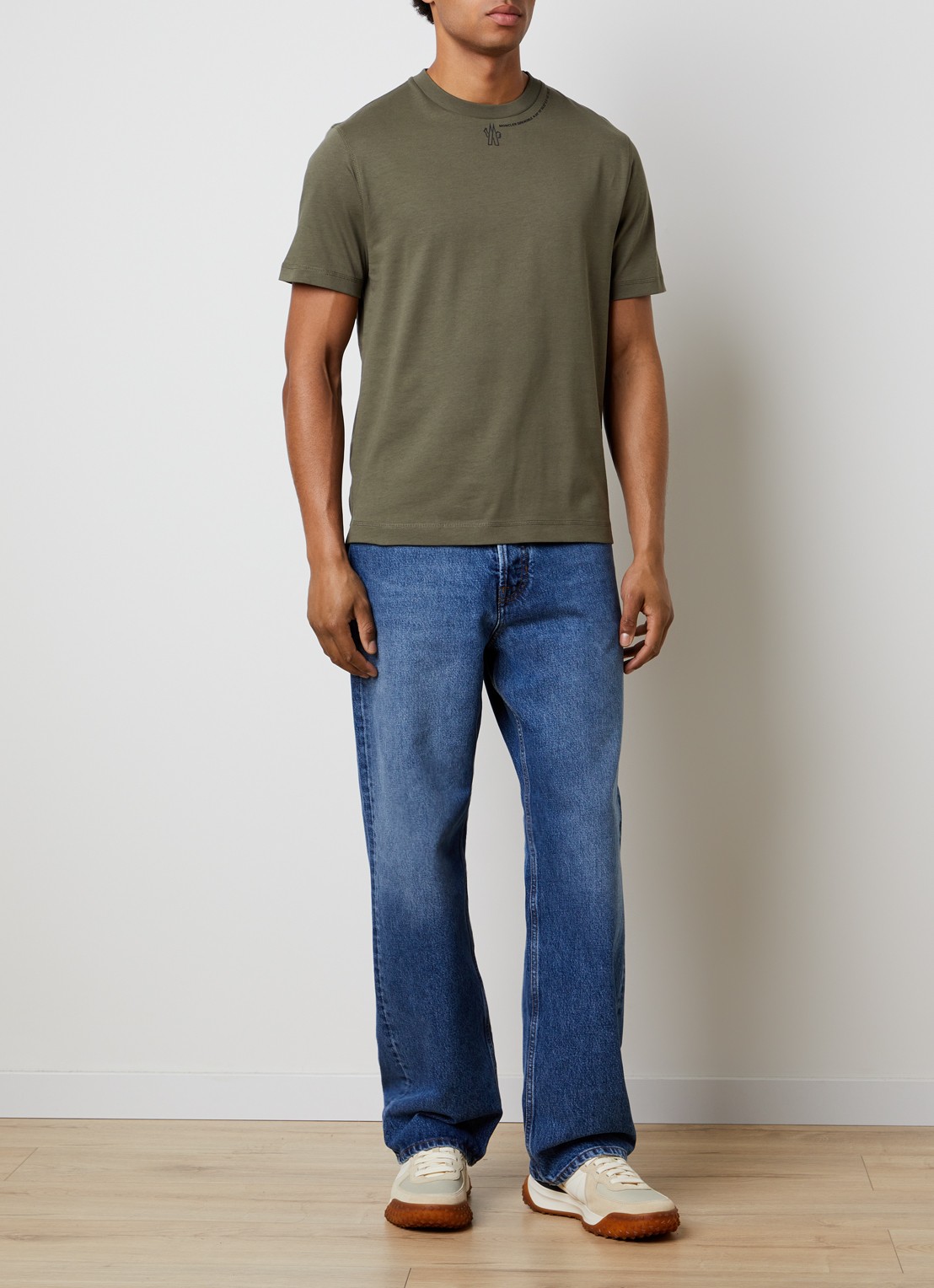 Moncler T-shirt met logoprint - voorkant 2 bronsgroen