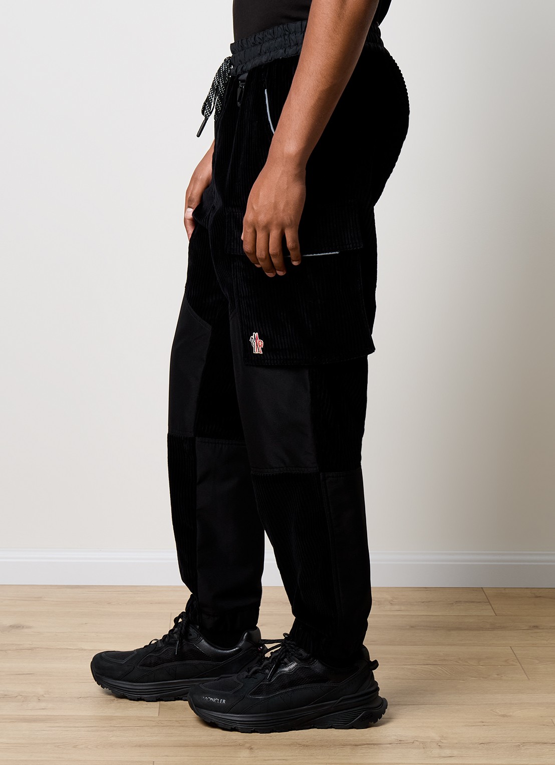Moncler Tapered fit cargobroek met logoborduring  - detail 5 zwart