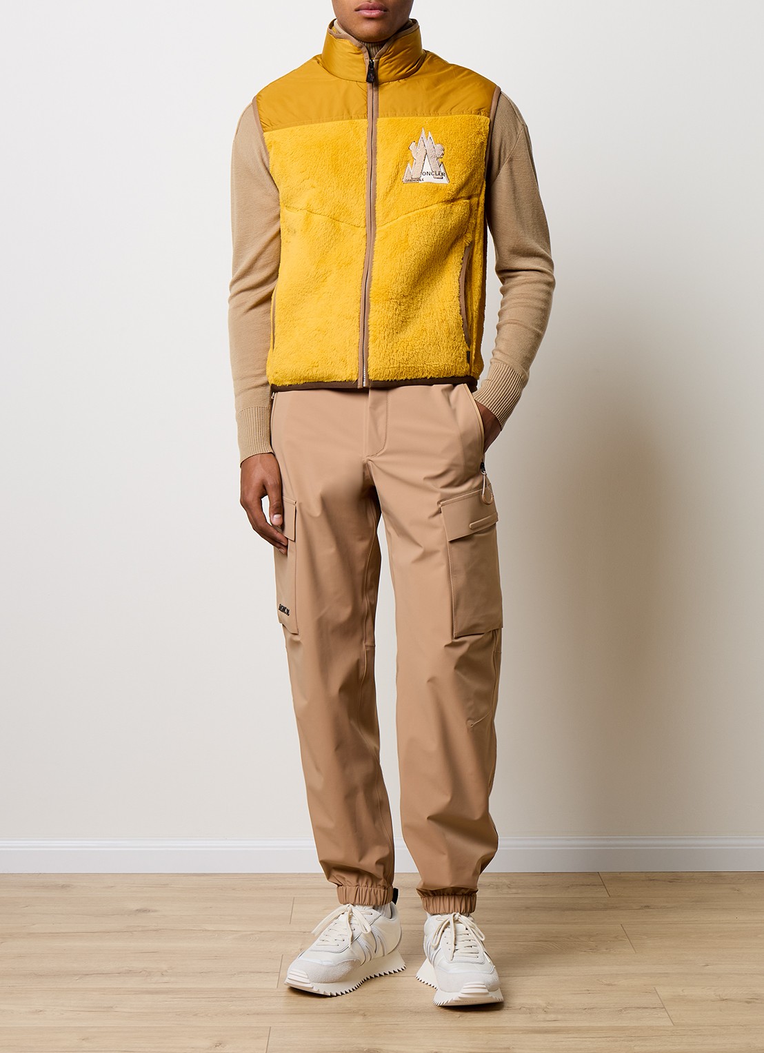 Moncler Tapered fit cargobroek met ritszakken - voorkant 2 camel