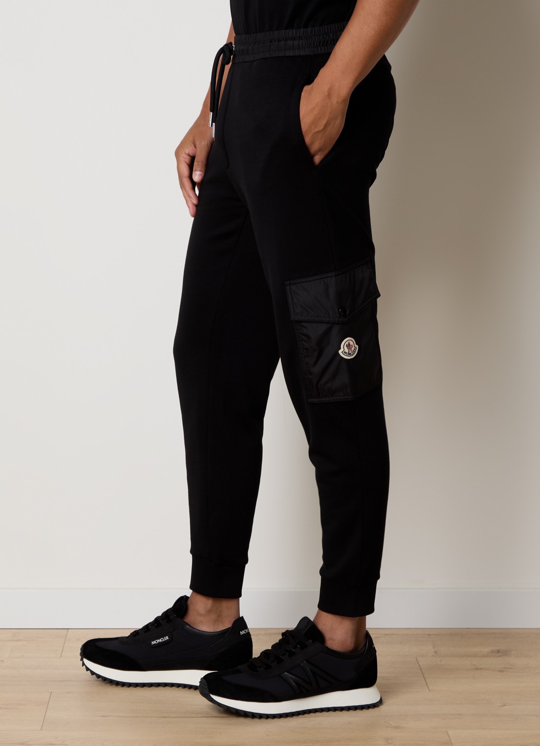 Moncler Tapered fit joggingbroek met klepzakken en logo - detail 5 zwart