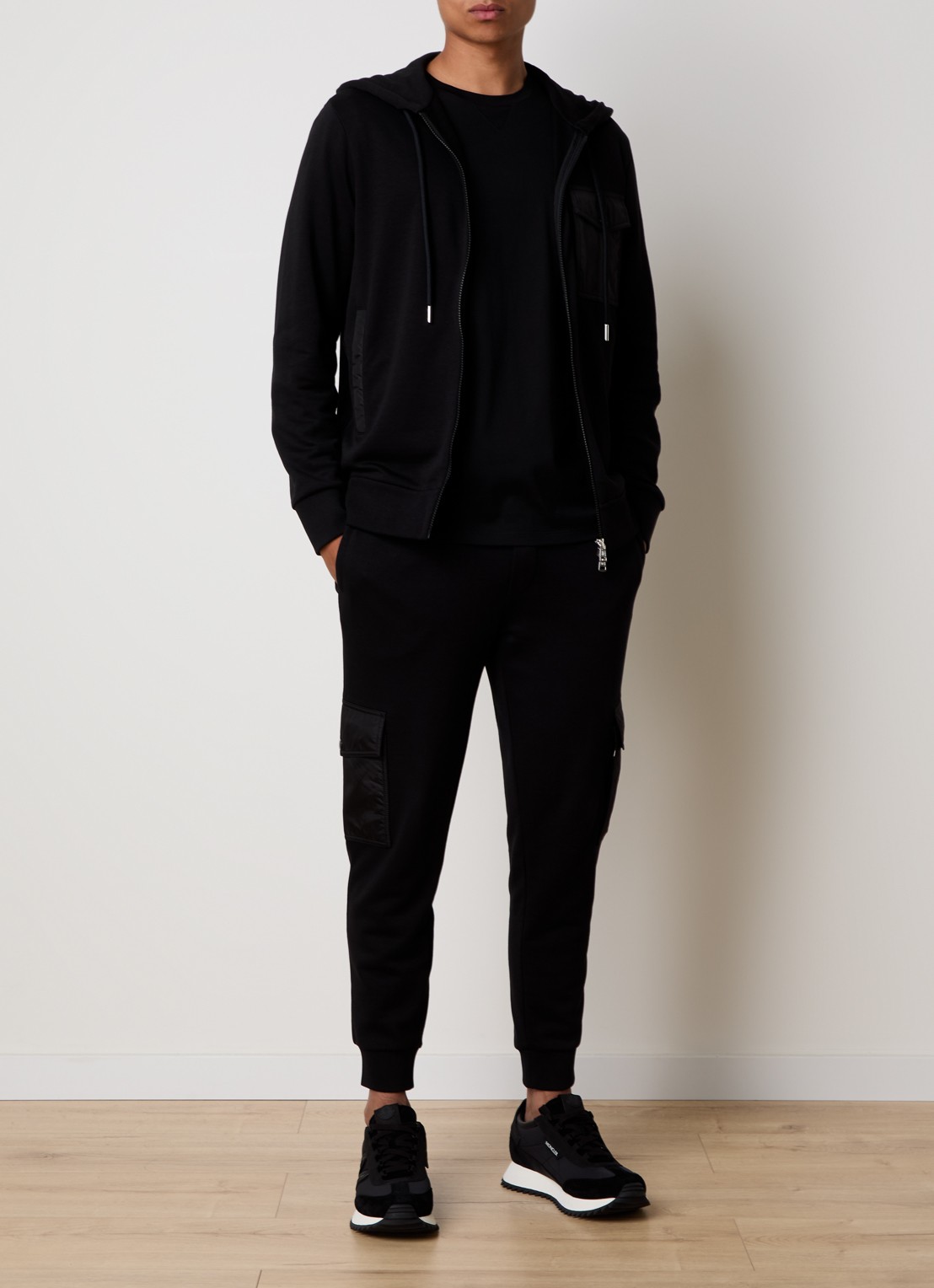 Moncler Tapered fit joggingbroek met klepzakken en logo - voorkant 2 zwart